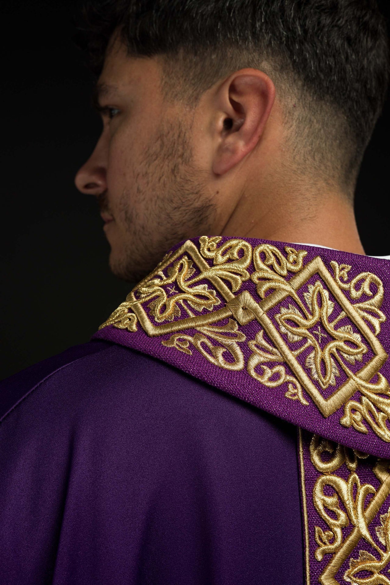 Ornat Liturgiczny Fioletowy Haftowany Złotem - Motyw Florystyczny z Krzyżami - SZATYLITURGICZNE.PL