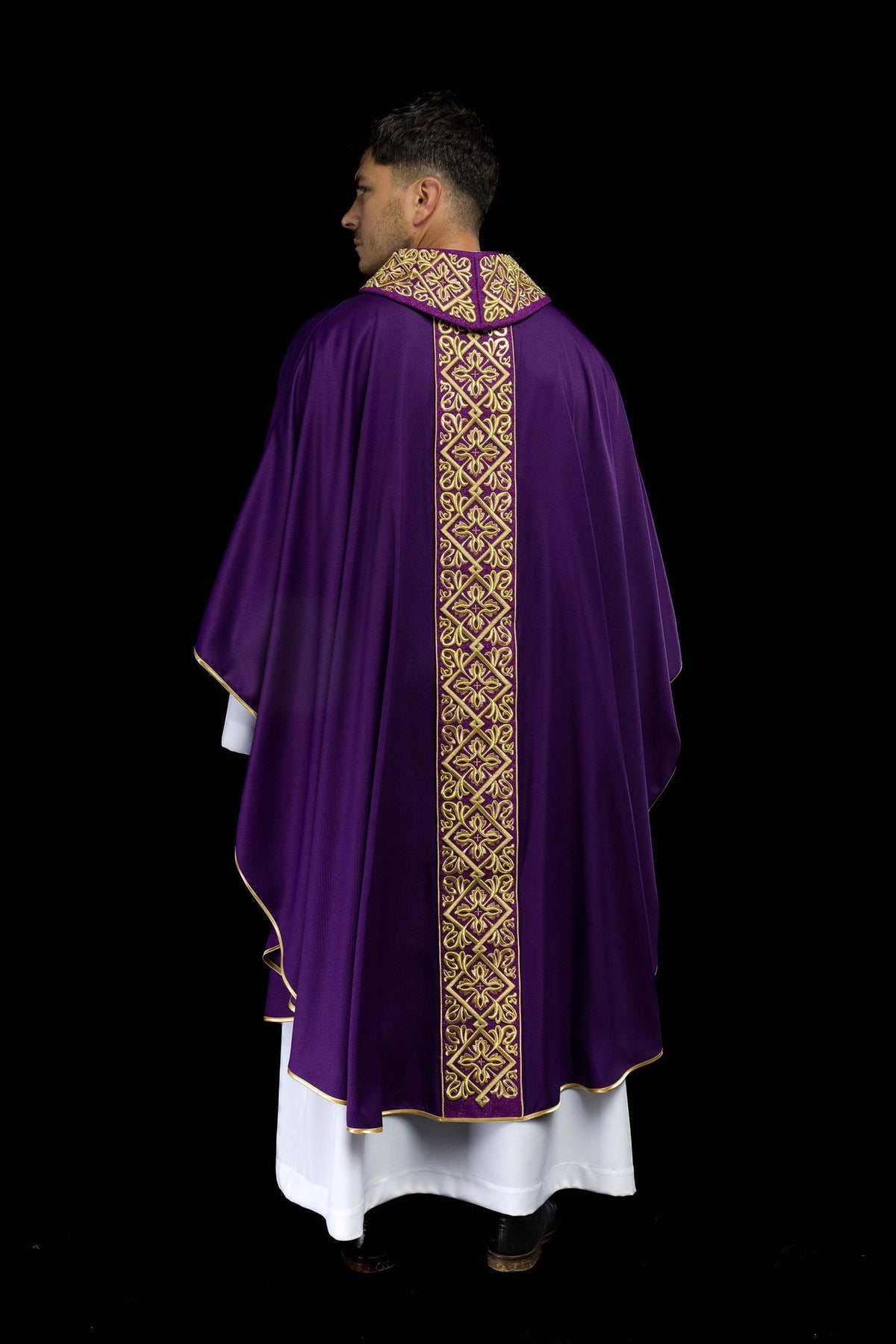 Ornat Liturgiczny Fioletowy Haftowany Złotem - Motyw Florystyczny z Krzyżami - SZATYLITURGICZNE.PL