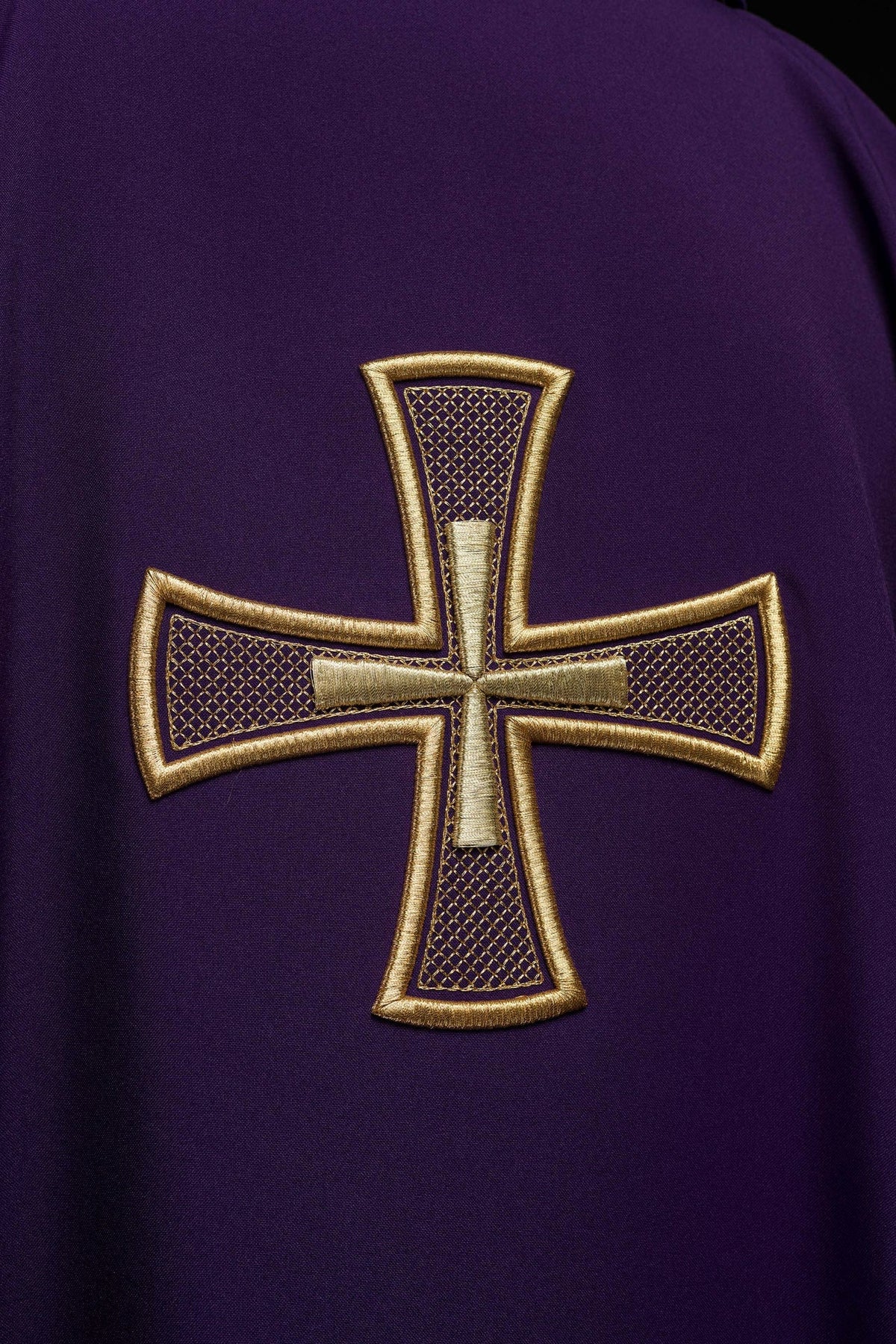 Ornat Liturgiczny Fioletowy IHS Haft Złotą Nicią - Polski Producent - SZATYLITURGICZNE.PL