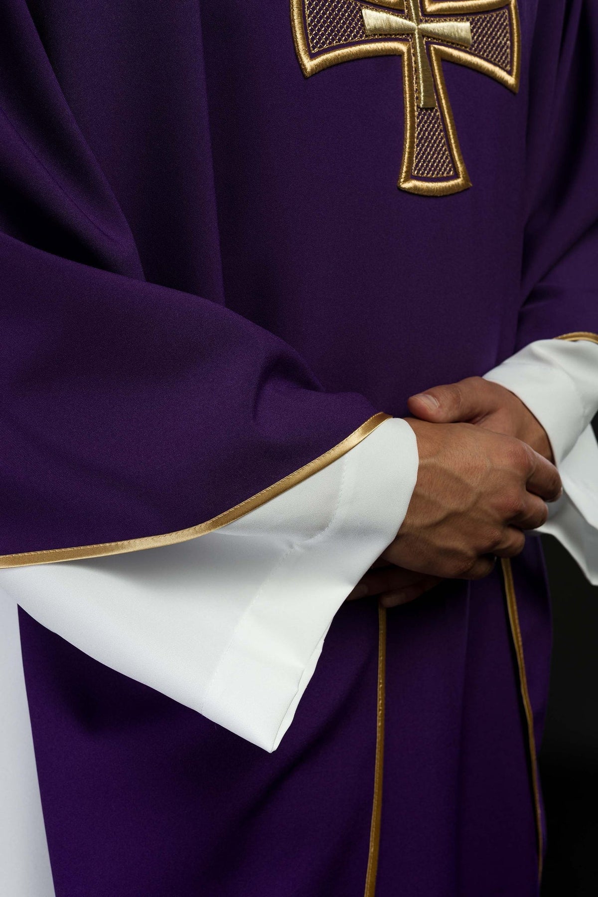 Ornat Liturgiczny Fioletowy IHS Haft Złotą Nicią - Polski Producent - SZATYLITURGICZNE.PL