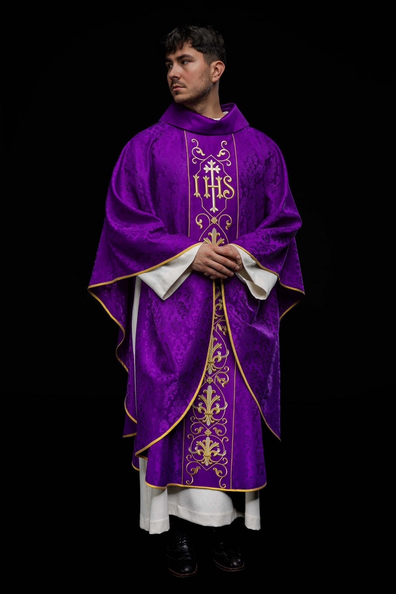 Ornat Liturgiczny Fioletowy IHS Haftowany - Elegancka Elanowełna - SZATYLITURGICZNE.PL