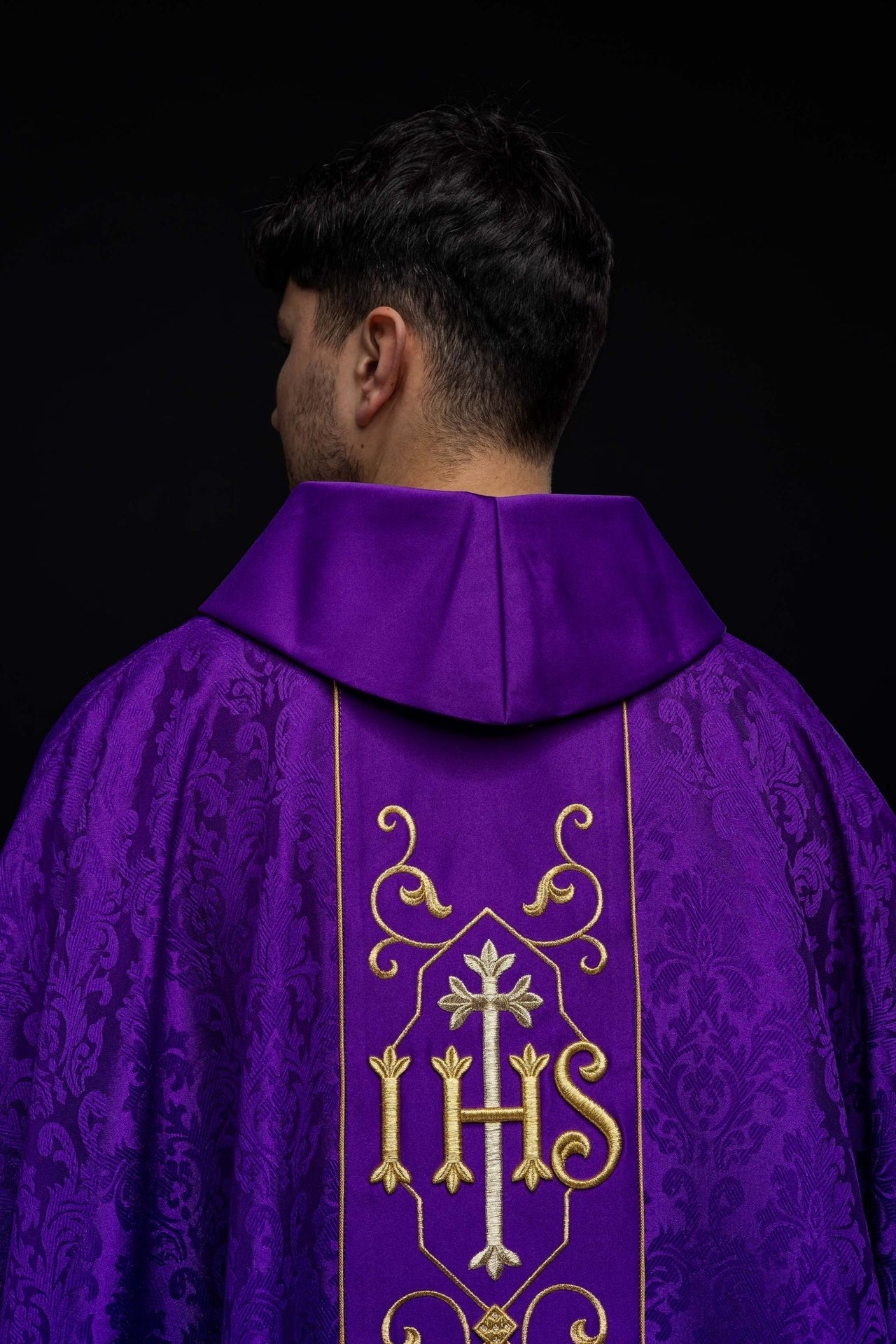 Ornat Liturgiczny Fioletowy IHS Haftowany - Elegancka Elanowełna - SZATYLITURGICZNE.PL