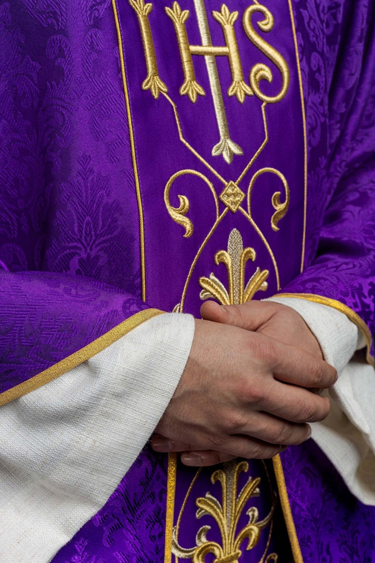 Ornat Liturgiczny Fioletowy IHS Haftowany - Elegancka Elanowełna - SZATYLITURGICZNE.PL