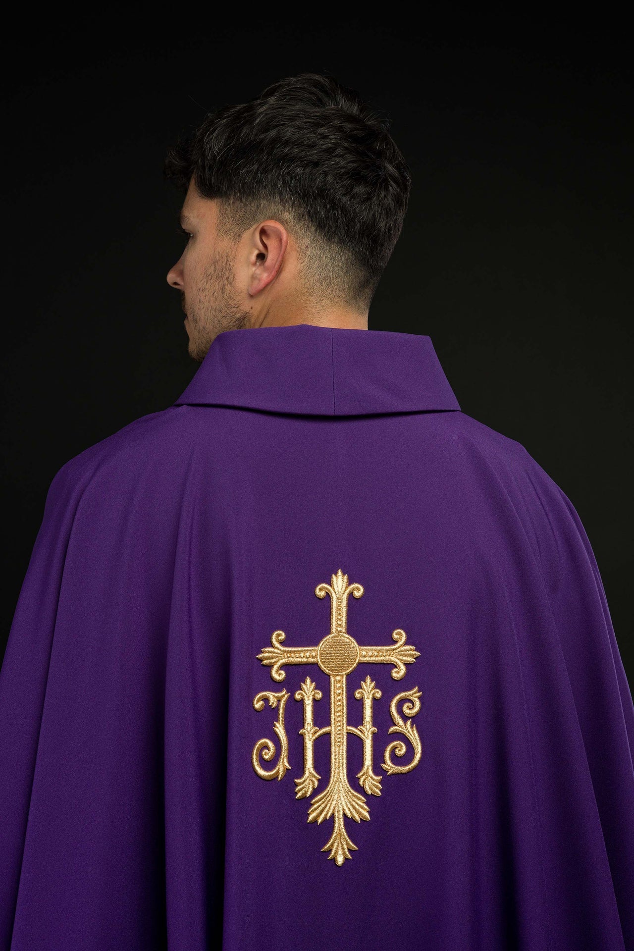 Ornat Liturgiczny Fioletowy IHS - Złoty Haft Eucharystyczny i Krzyż - SZATYLITURGICZNE.PL