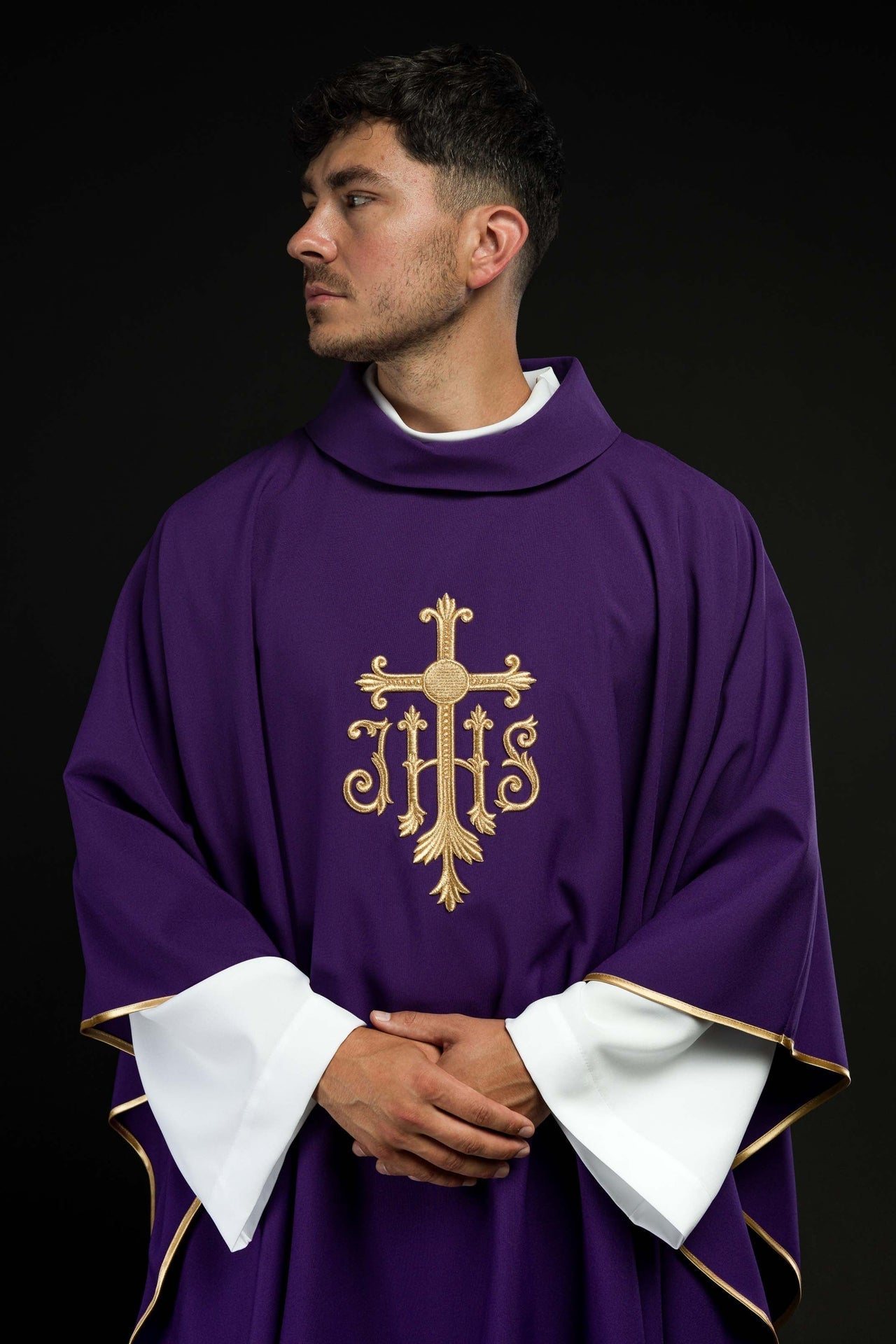 Ornat Liturgiczny Fioletowy IHS - Złoty Haft Eucharystyczny i Krzyż - SZATYLITURGICZNE.PL