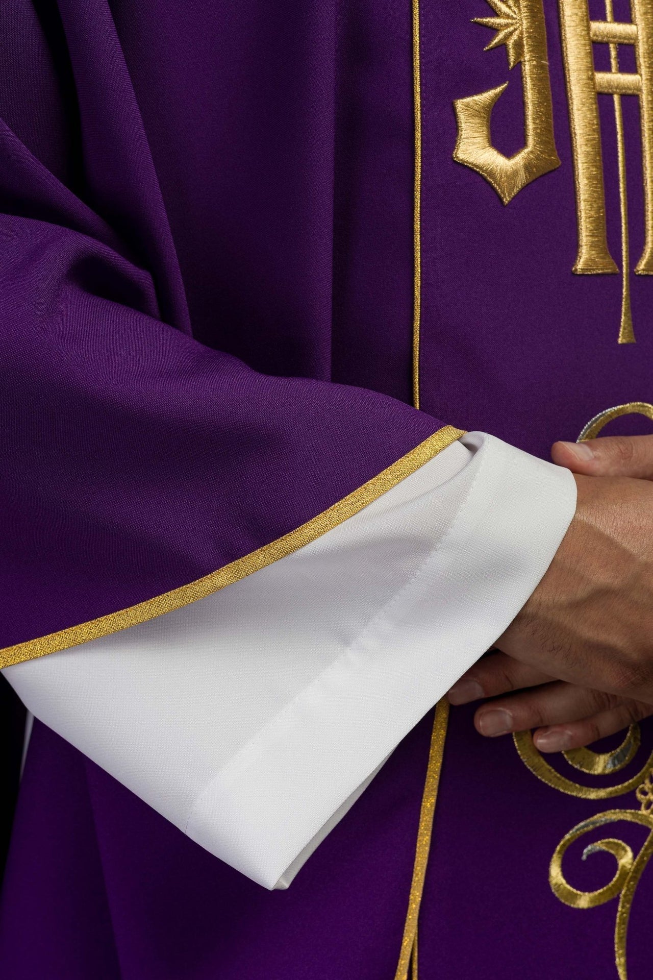 Ornat Liturgiczny Fioletowy IHS Złoty Haft - Polska Produkcja - SZATYLITURGICZNE.PL