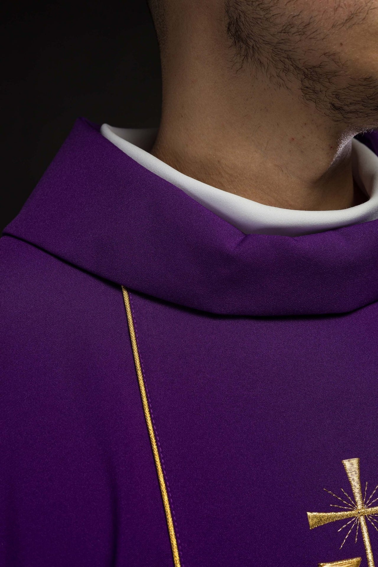 Ornat Liturgiczny Fioletowy IHS Złoty Haft - Polska Produkcja - SZATYLITURGICZNE.PL