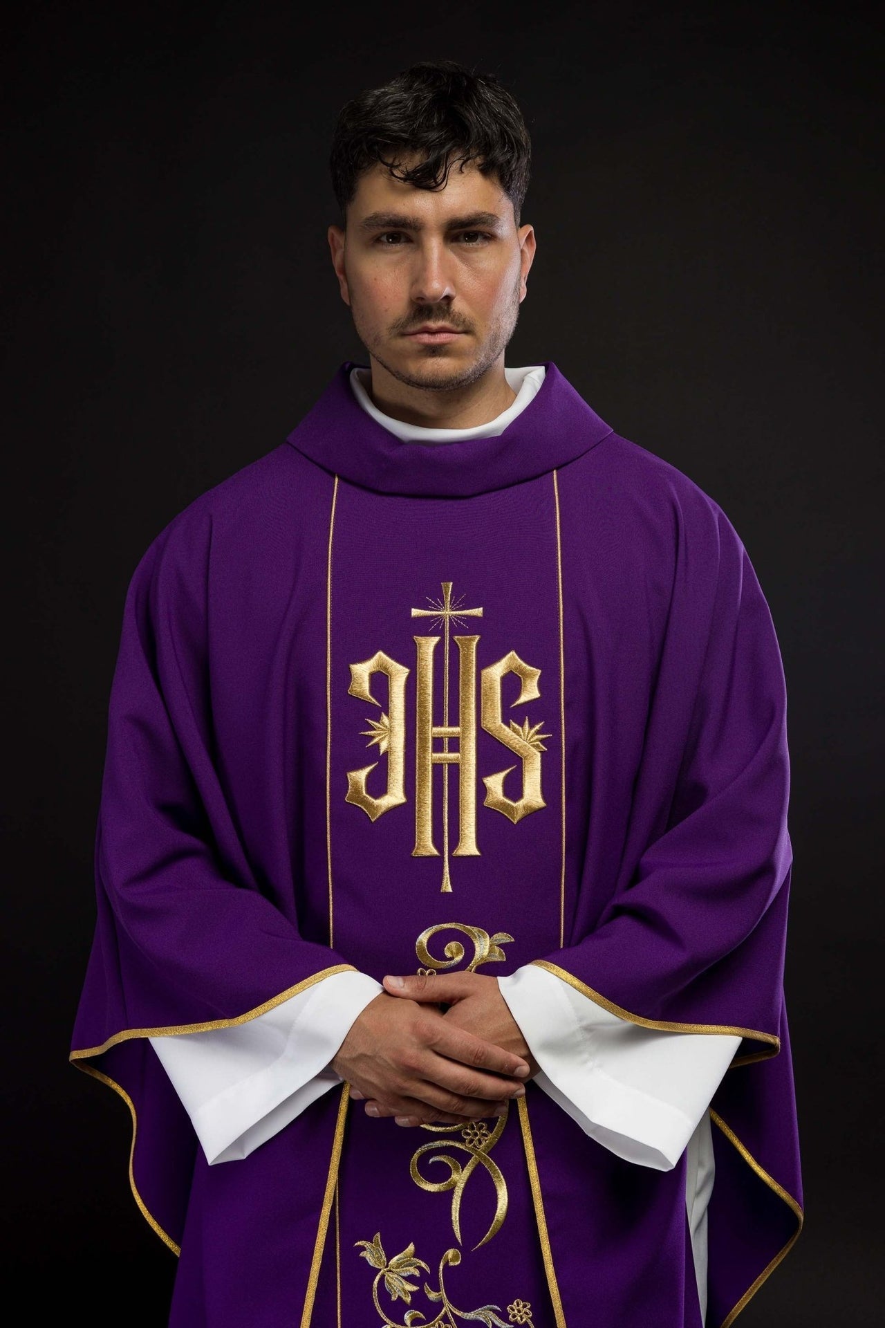 Ornat Liturgiczny Fioletowy IHS Złoty Haft - Polska Produkcja - SZATYLITURGICZNE.PL