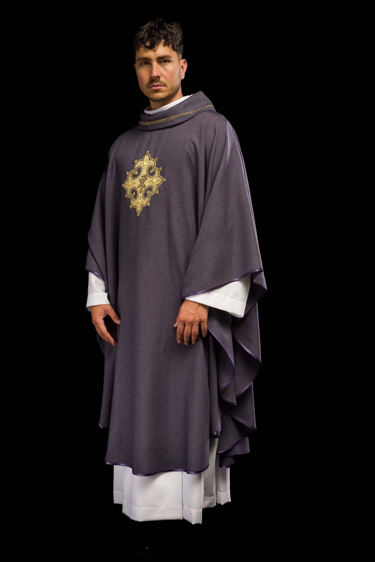Ornat Liturgiczny Fioletowy Krzyż Złota Lamówka - Polska Produkcja - SZATYLITURGICZNE.PL