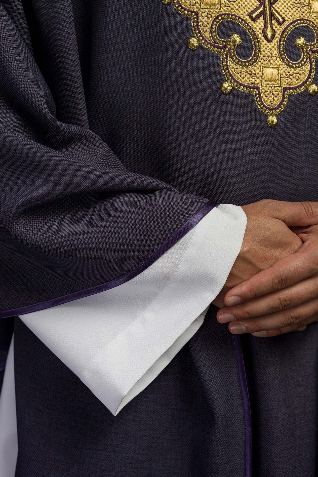 Ornat Liturgiczny Fioletowy Krzyż Złota Lamówka - Polska Produkcja - SZATYLITURGICZNE.PL