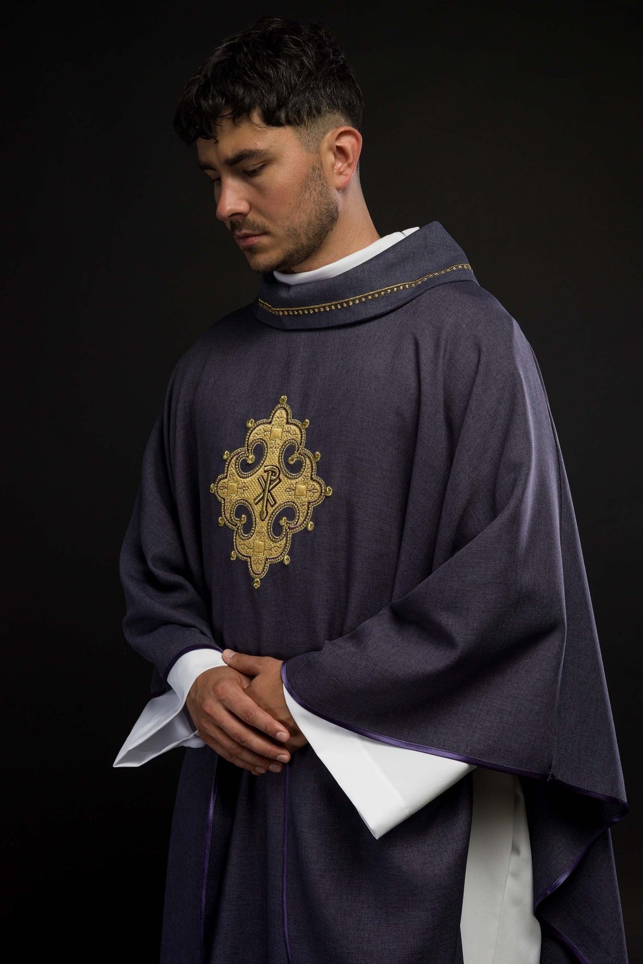 Ornat Liturgiczny Fioletowy Krzyż Złota Lamówka - Polska Produkcja - SZATYLITURGICZNE.PL