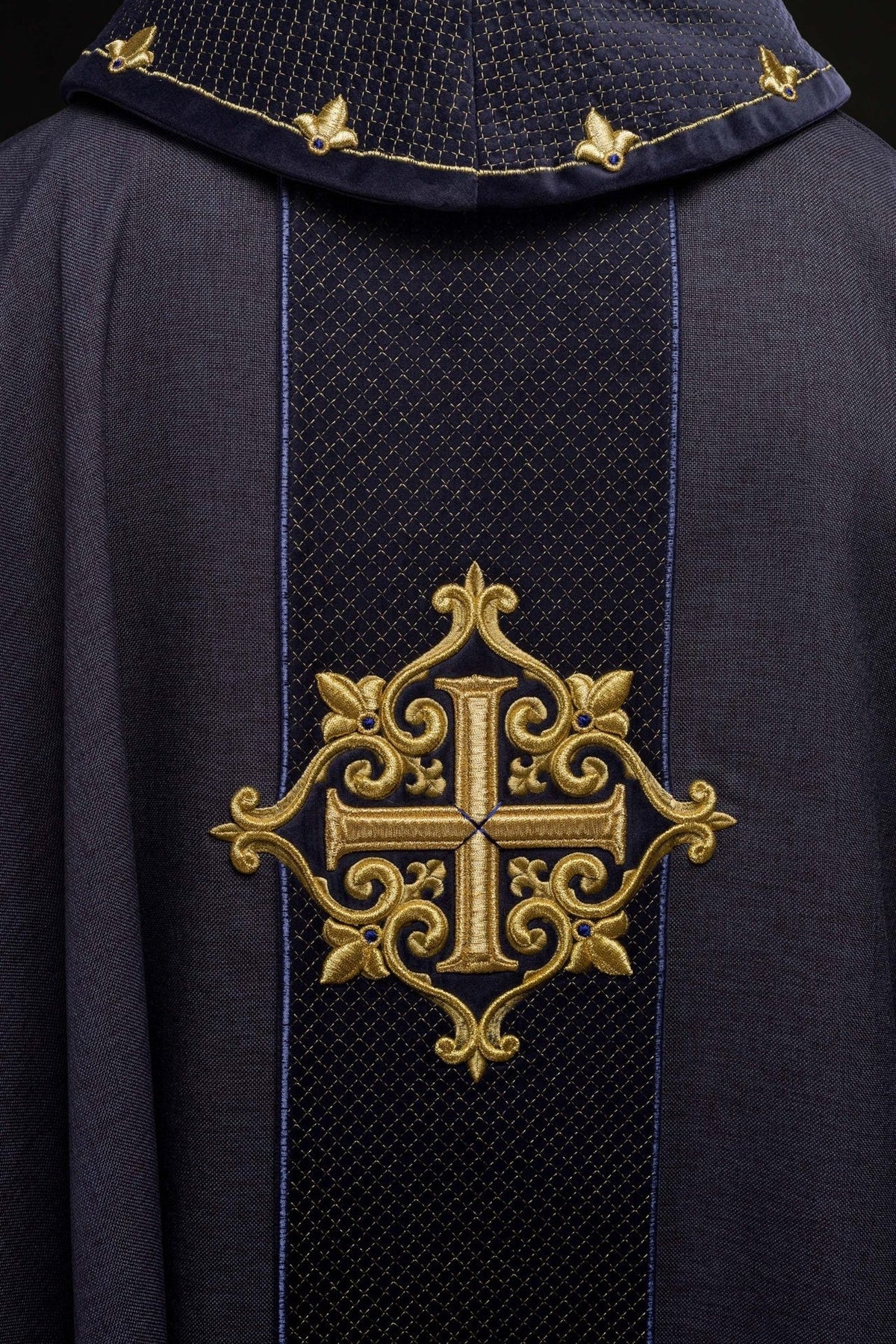 Ornat Liturgiczny Fioletowy z Aksamitnym Pasem i Haftem Krzyży - SZATYLITURGICZNE.PL