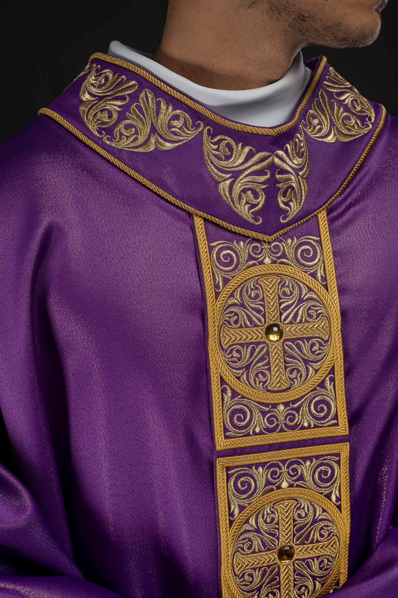 Ornat Liturgiczny Fioletowy z Haftem i Kamieniami Szlachetnymi - SZATYLITURGICZNE.PL