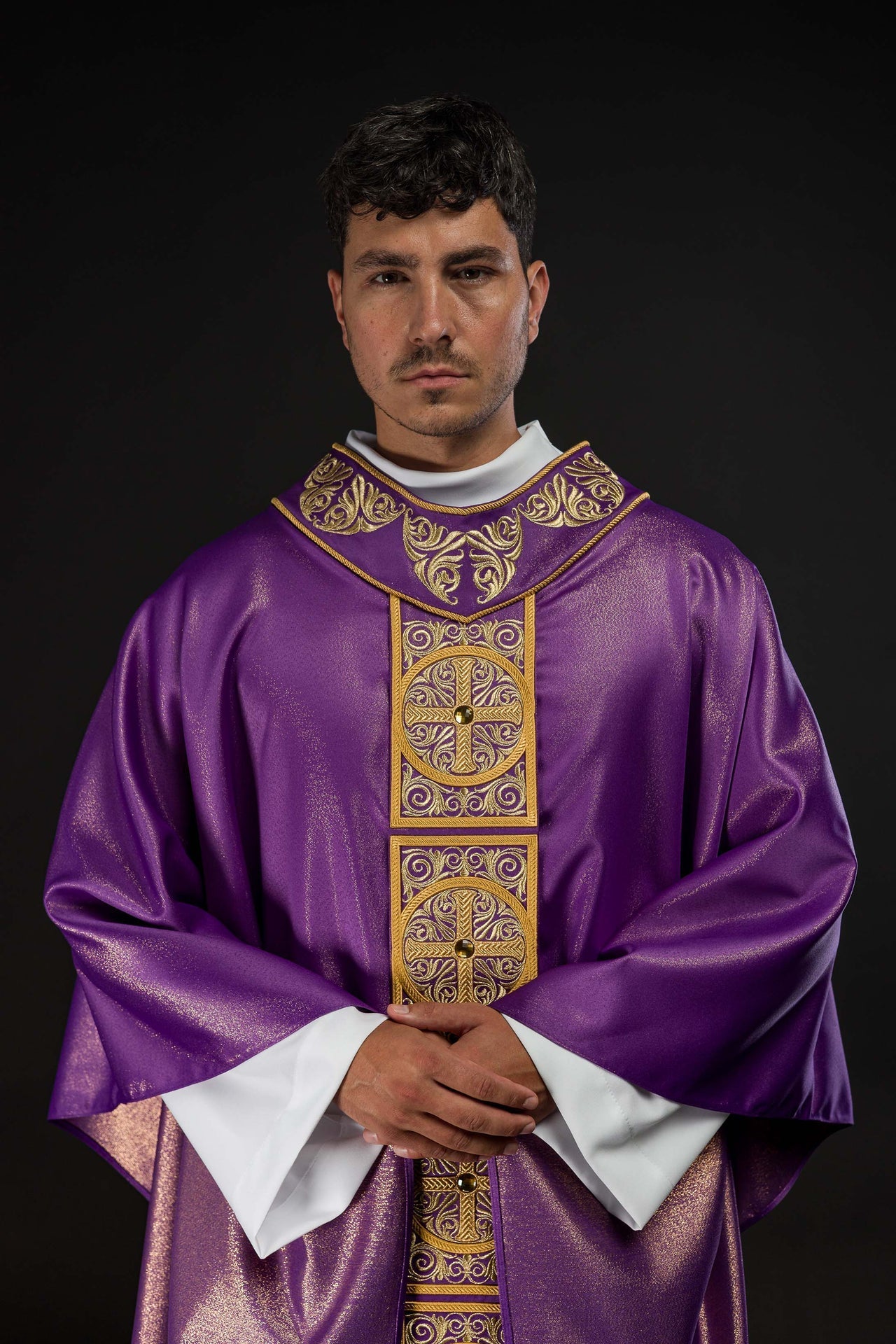 Ornat Liturgiczny Fioletowy z Haftem i Kamieniami Szlachetnymi - SZATYLITURGICZNE.PL