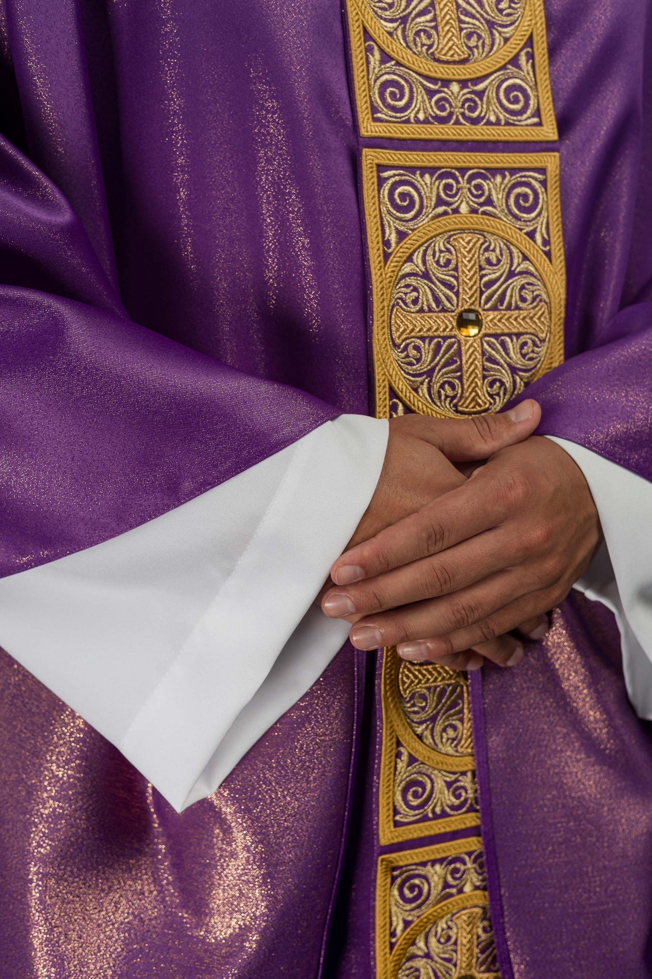 Ornat Liturgiczny Fioletowy z Haftem i Kamieniami Szlachetnymi - SZATYLITURGICZNE.PL