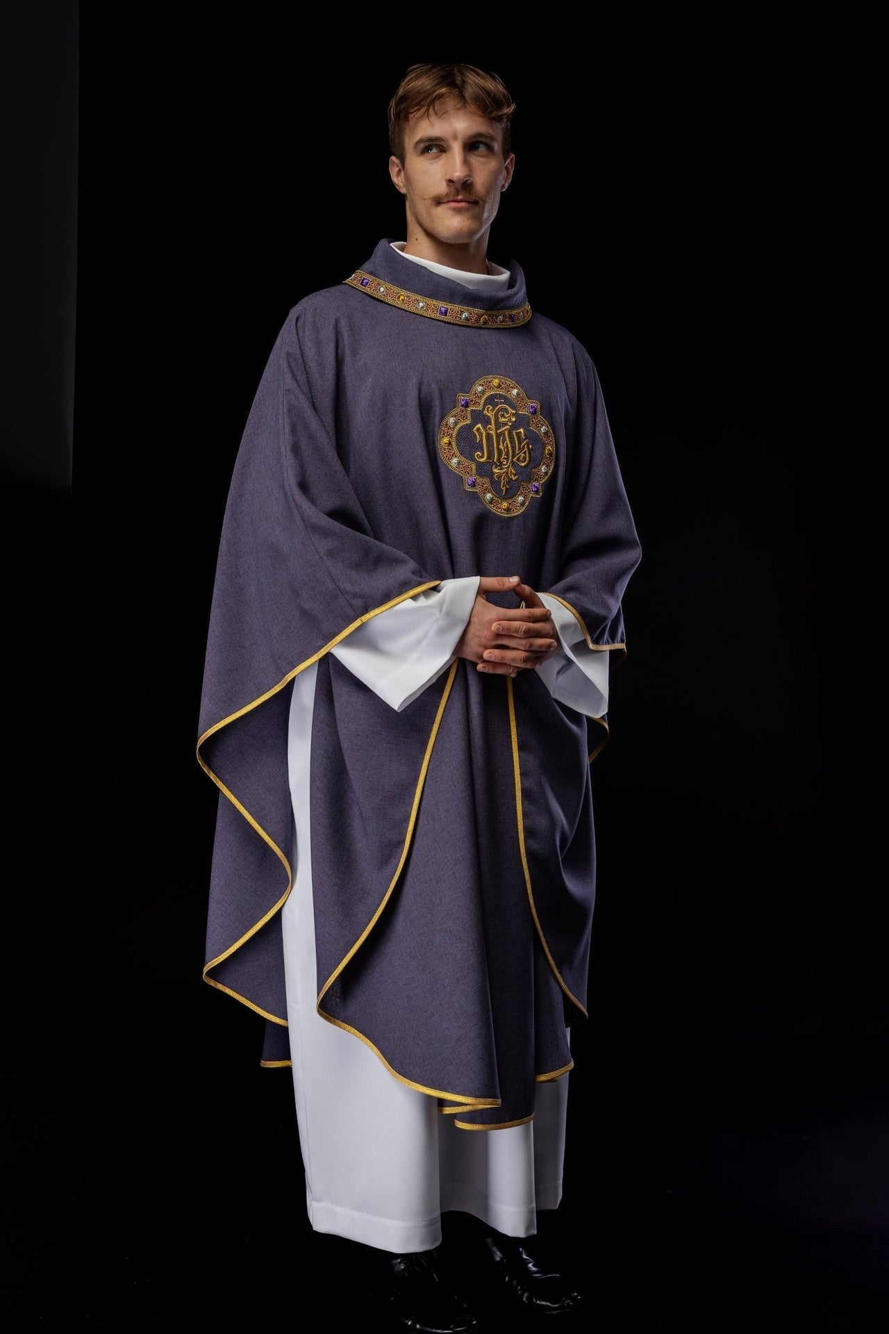 Ornat Liturgiczny Fioletowy z Haftem IHS i Zdobną Lamówką - SZATYLITURGICZNE.PL