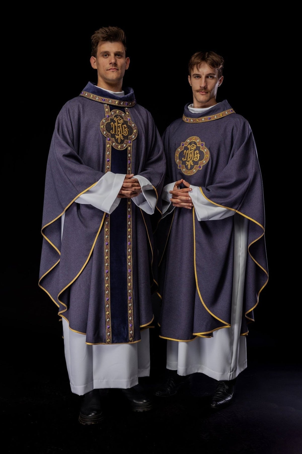 Ornat Liturgiczny Fioletowy z Haftem IHS i Zdobną Lamówką - SZATYLITURGICZNE.PL