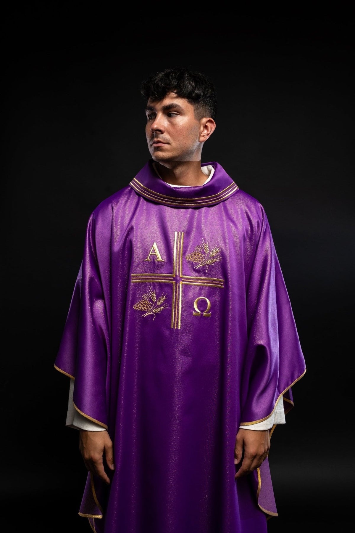 Ornat Liturgiczny Fioletowy z Haftem Krzyża, Alfa i Omegi - Elegancki - SZATYLITURGICZNE.PL