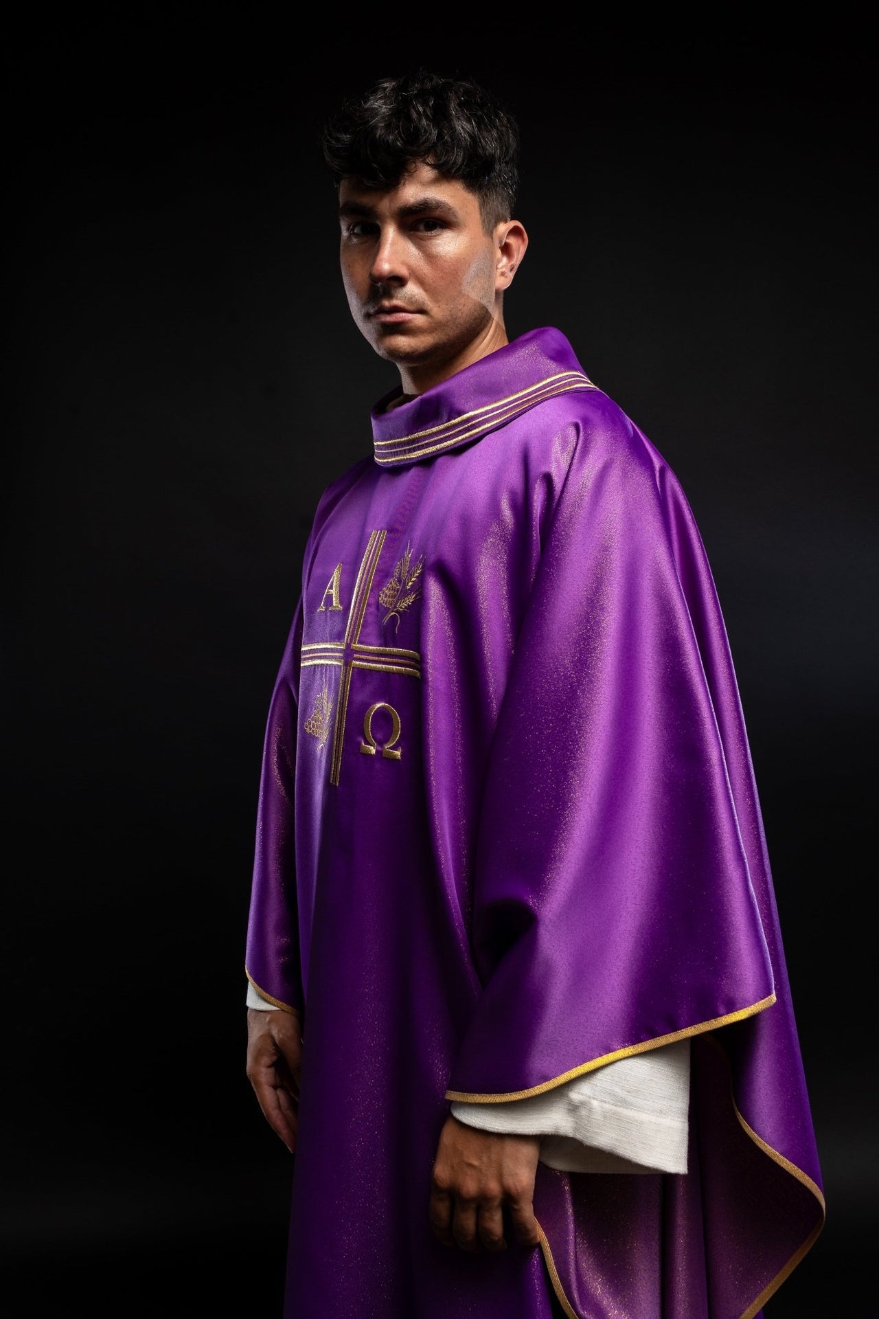 Ornat Liturgiczny Fioletowy z Haftem Krzyża, Alfa i Omegi - Elegancki - SZATYLITURGICZNE.PL