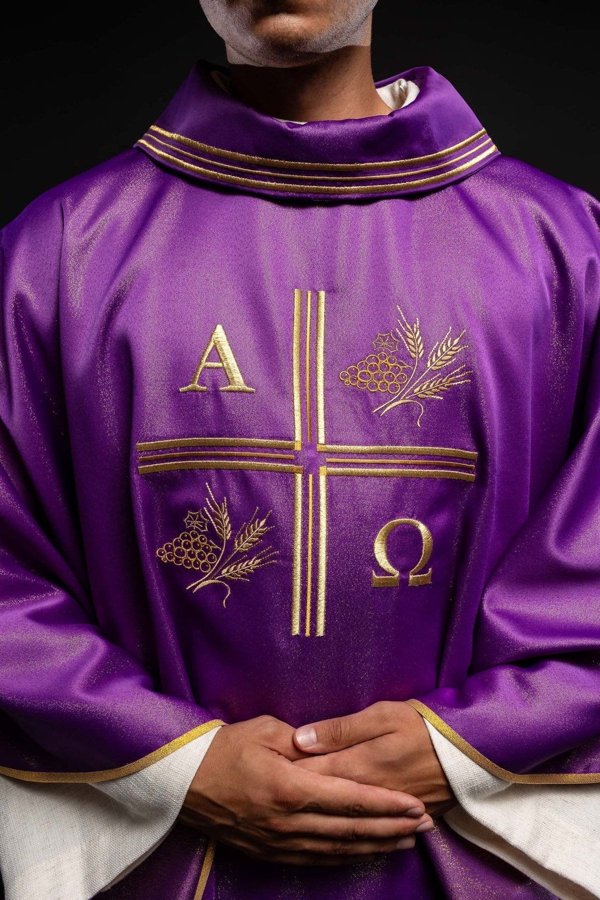 Ornat Liturgiczny Fioletowy z Haftem Krzyża, Alfa i Omegi - Elegancki - SZATYLITURGICZNE.PL