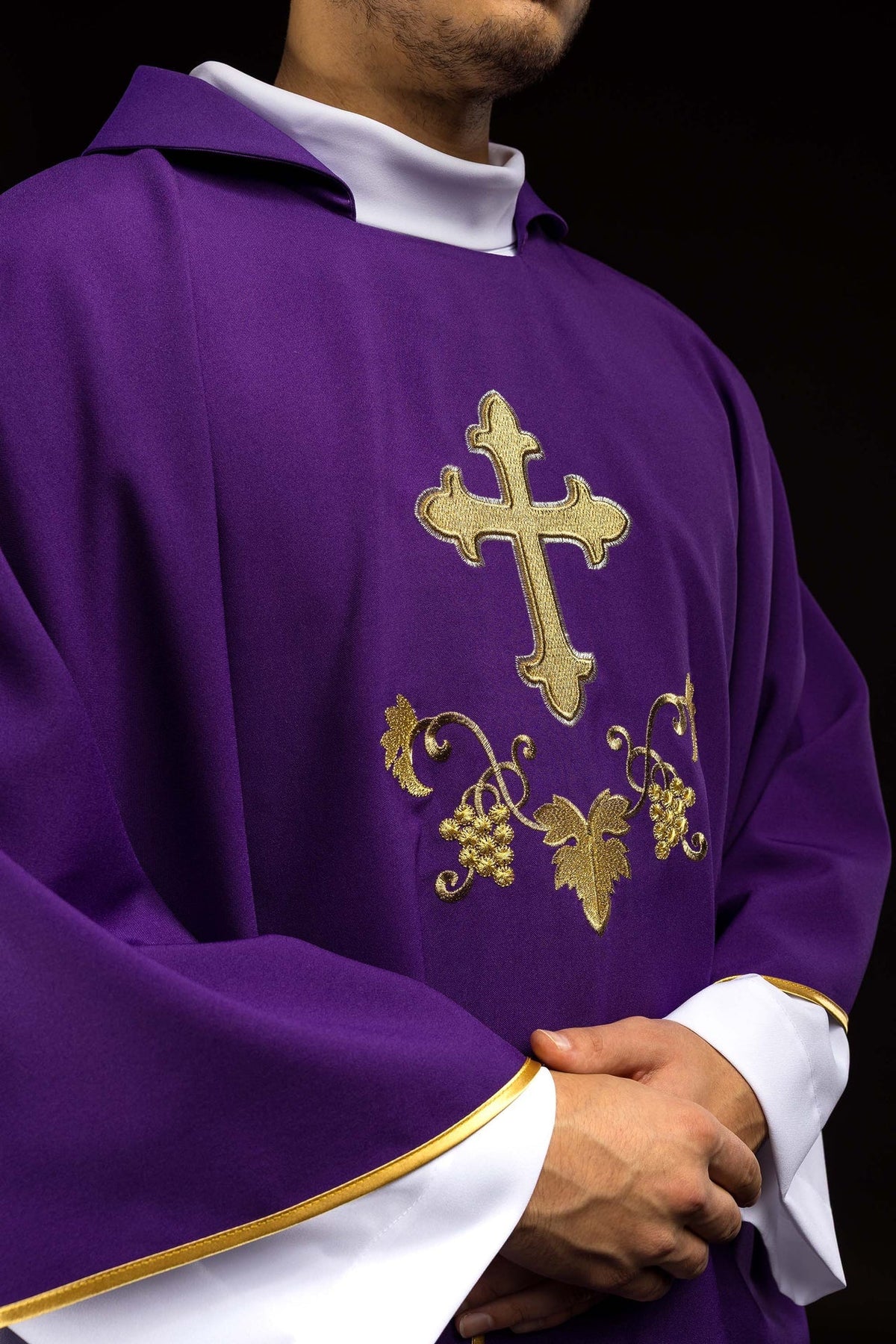 Ornat Liturgiczny Fioletowy z Haftowanym Krzyżem i Stułą - SZATYLITURGICZNE.PL