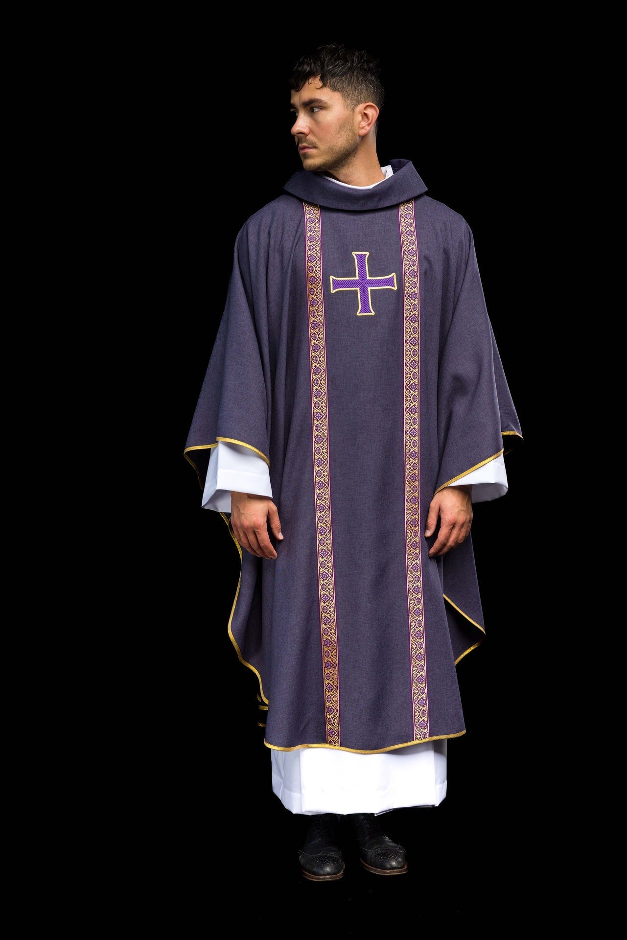 Ornat liturgiczny fioletowy z haftowanym krzyżem i taśmami żakardowymi - SZATYLITURGICZNE.PL