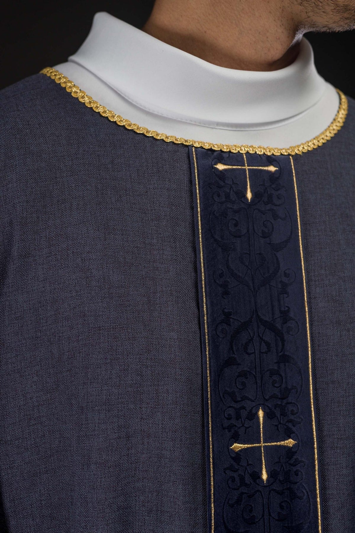 Ornat Liturgiczny Fioletowy z Haftowanymi Krzyżami - SZATYLITURGICZNE.PL