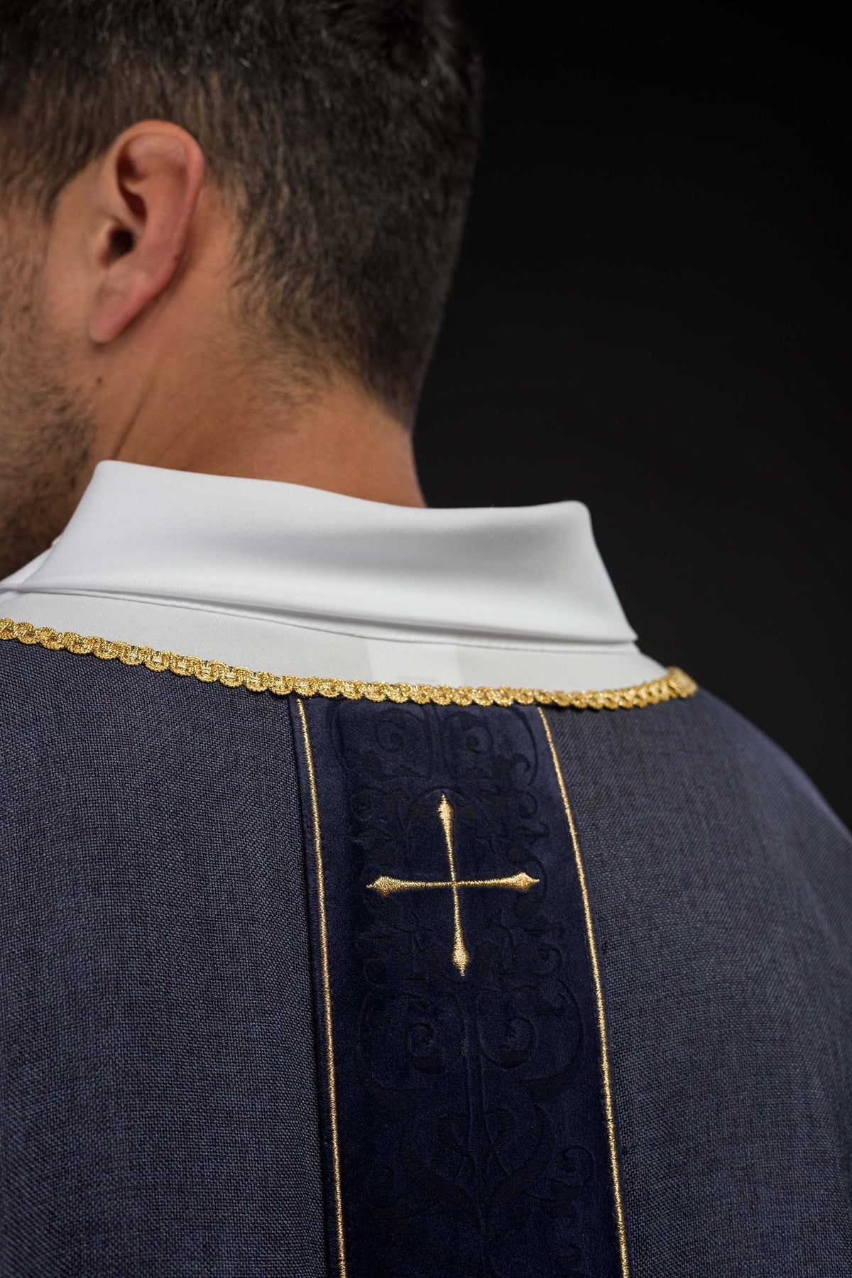 Ornat Liturgiczny Fioletowy z Haftowanymi Krzyżami - SZATYLITURGICZNE.PL