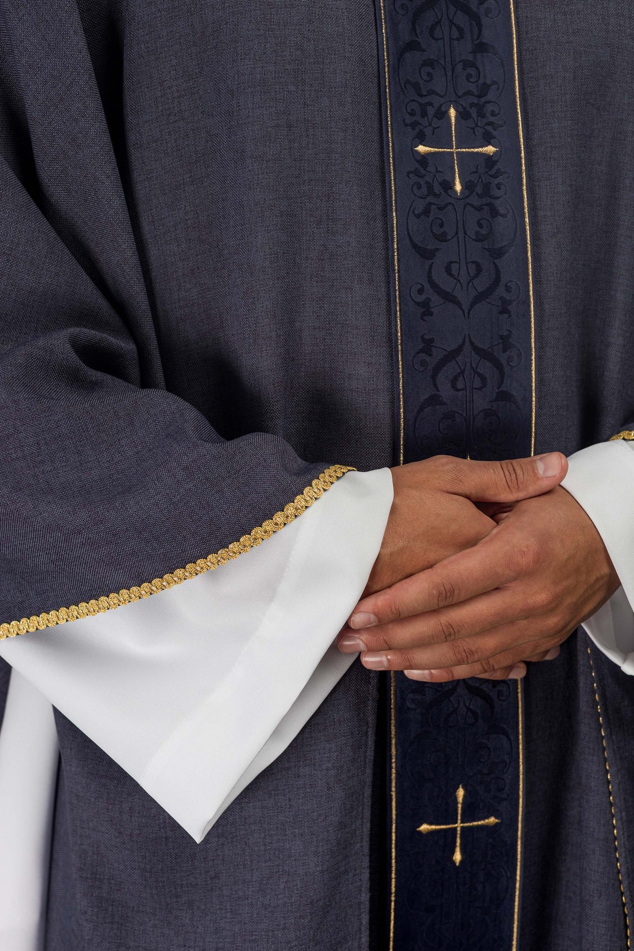 Ornat Liturgiczny Fioletowy z Haftowanymi Krzyżami - SZATYLITURGICZNE.PL