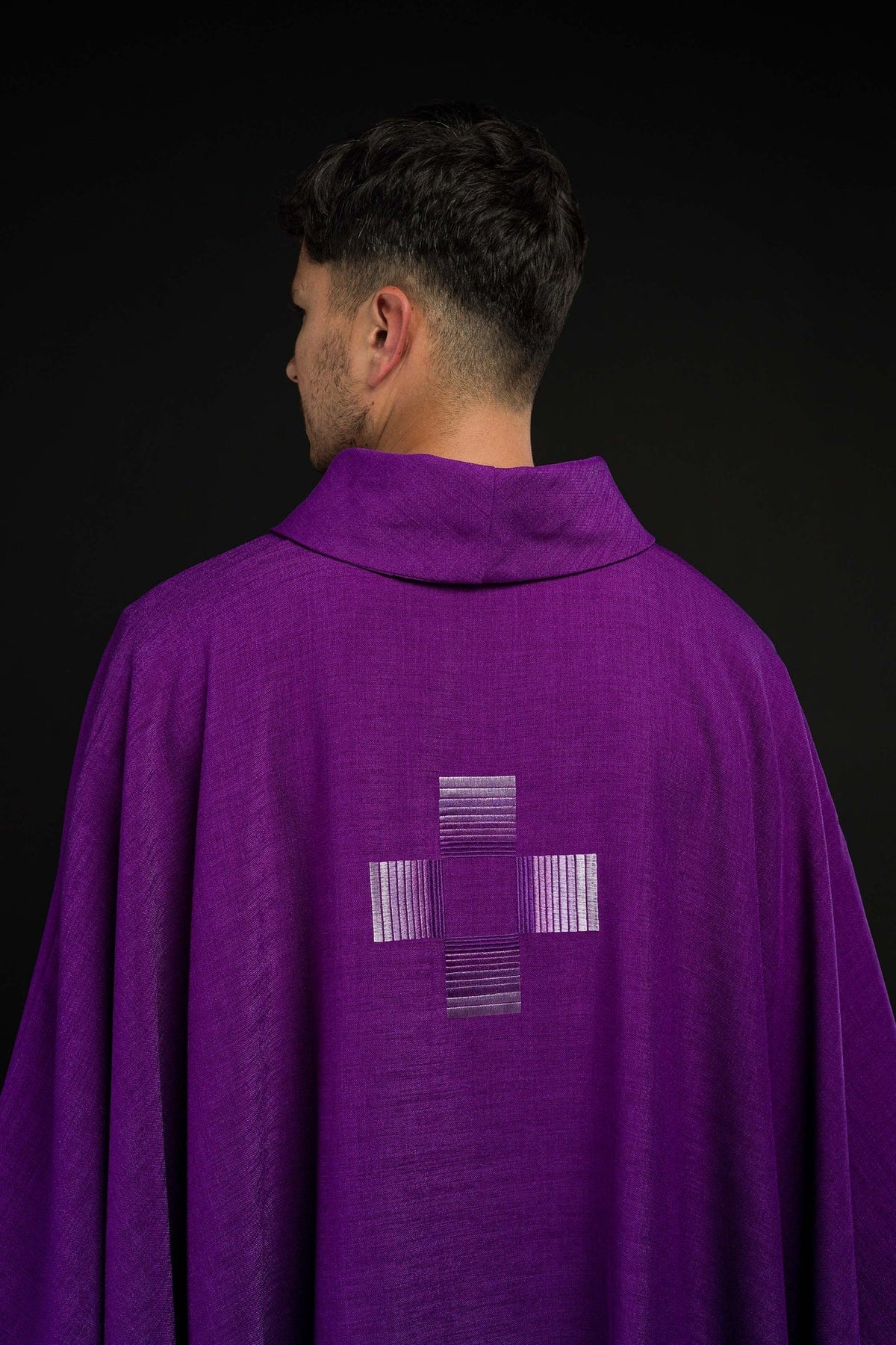 Ornat Liturgiczny Fioletowy z Haftowanymi Krzyżami - Adwent i Wielki Post - SZATYLITURGICZNE.PL