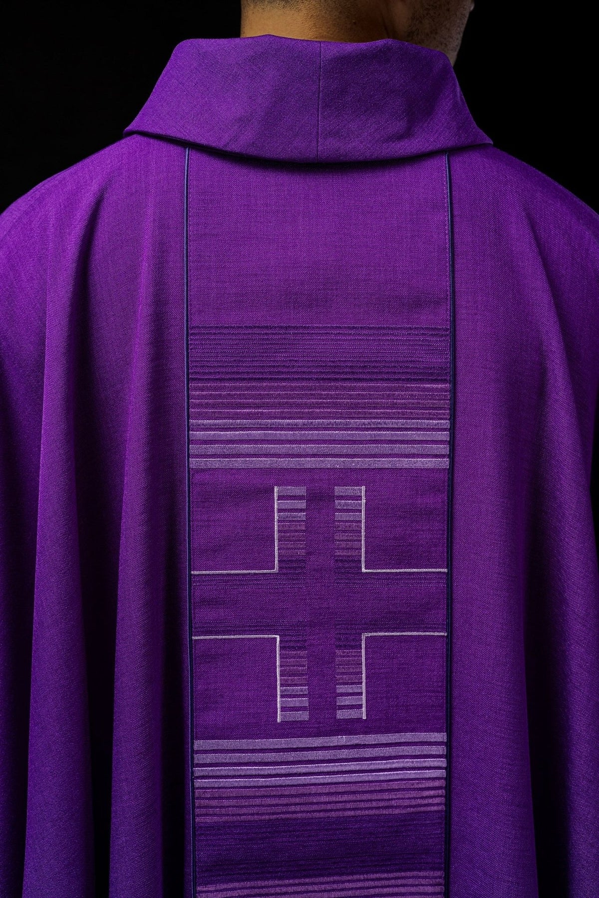 Ornat Liturgiczny Fioletowy z Haftowanymi Krzyżami - Polski Produkt - SZATYLITURGICZNE.PL