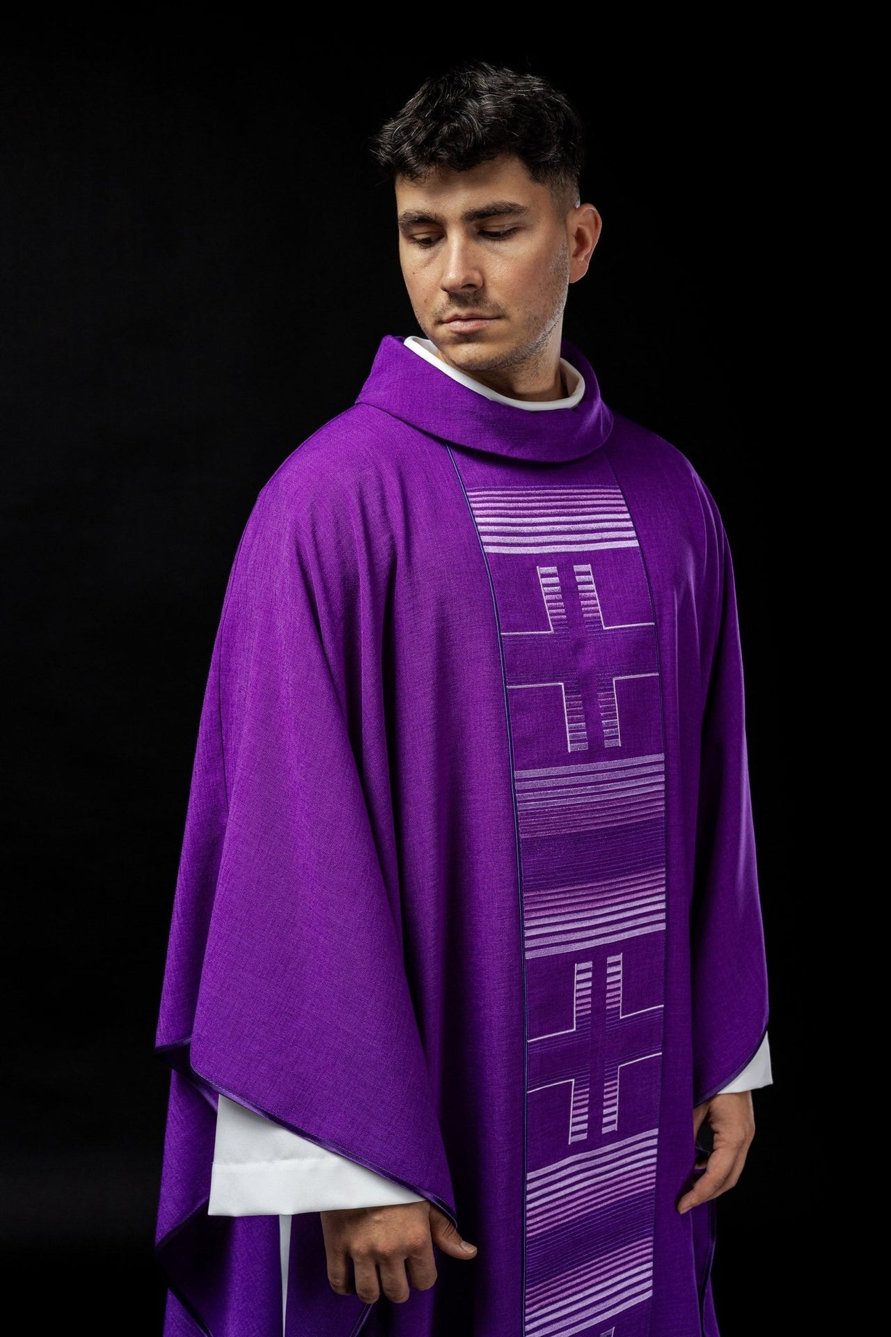 Ornat Liturgiczny Fioletowy z Haftowanymi Krzyżami - Polski Produkt - SZATYLITURGICZNE.PL