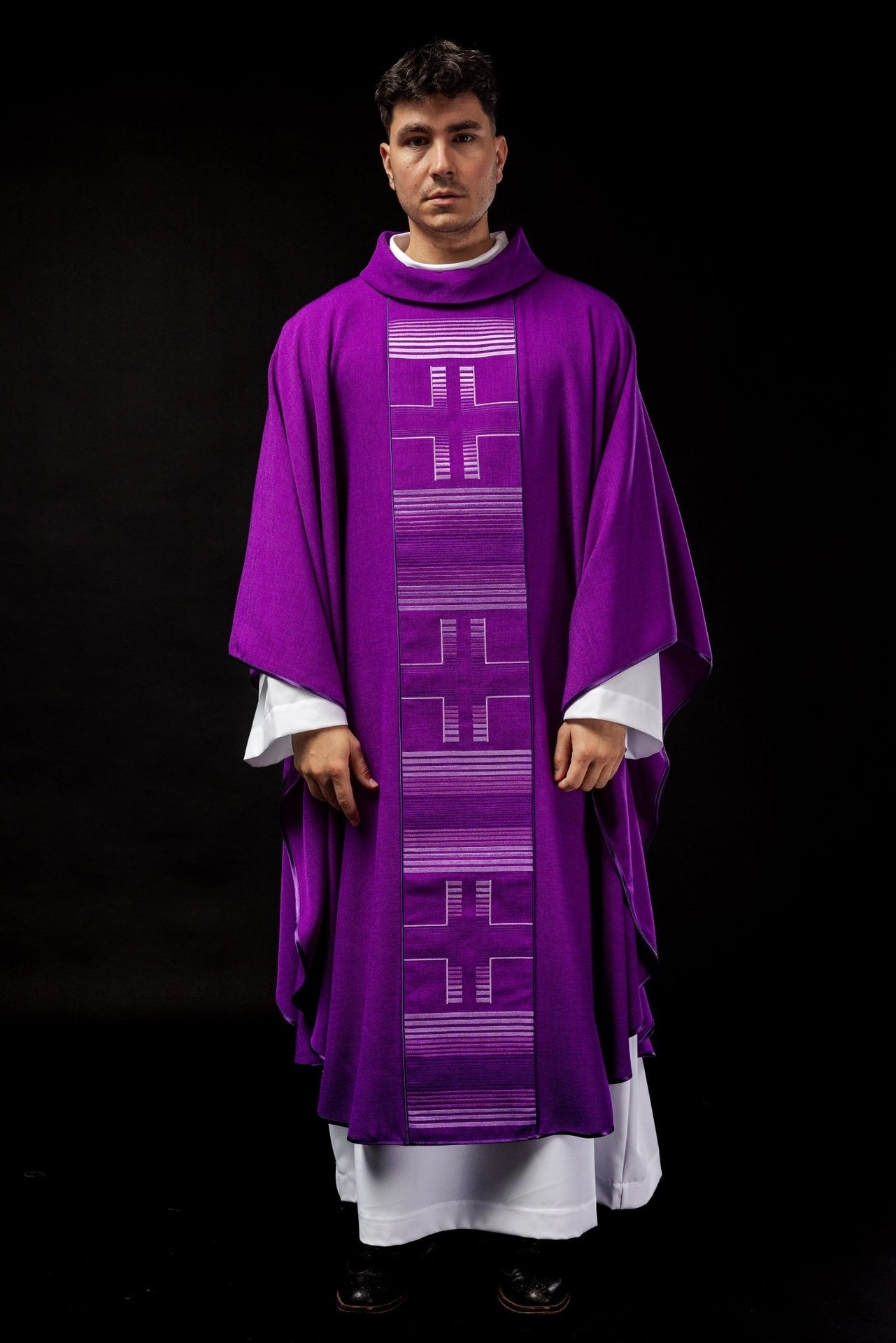 Ornat Liturgiczny Fioletowy z Haftowanymi Krzyżami - Polski Produkt - SZATYLITURGICZNE.PL