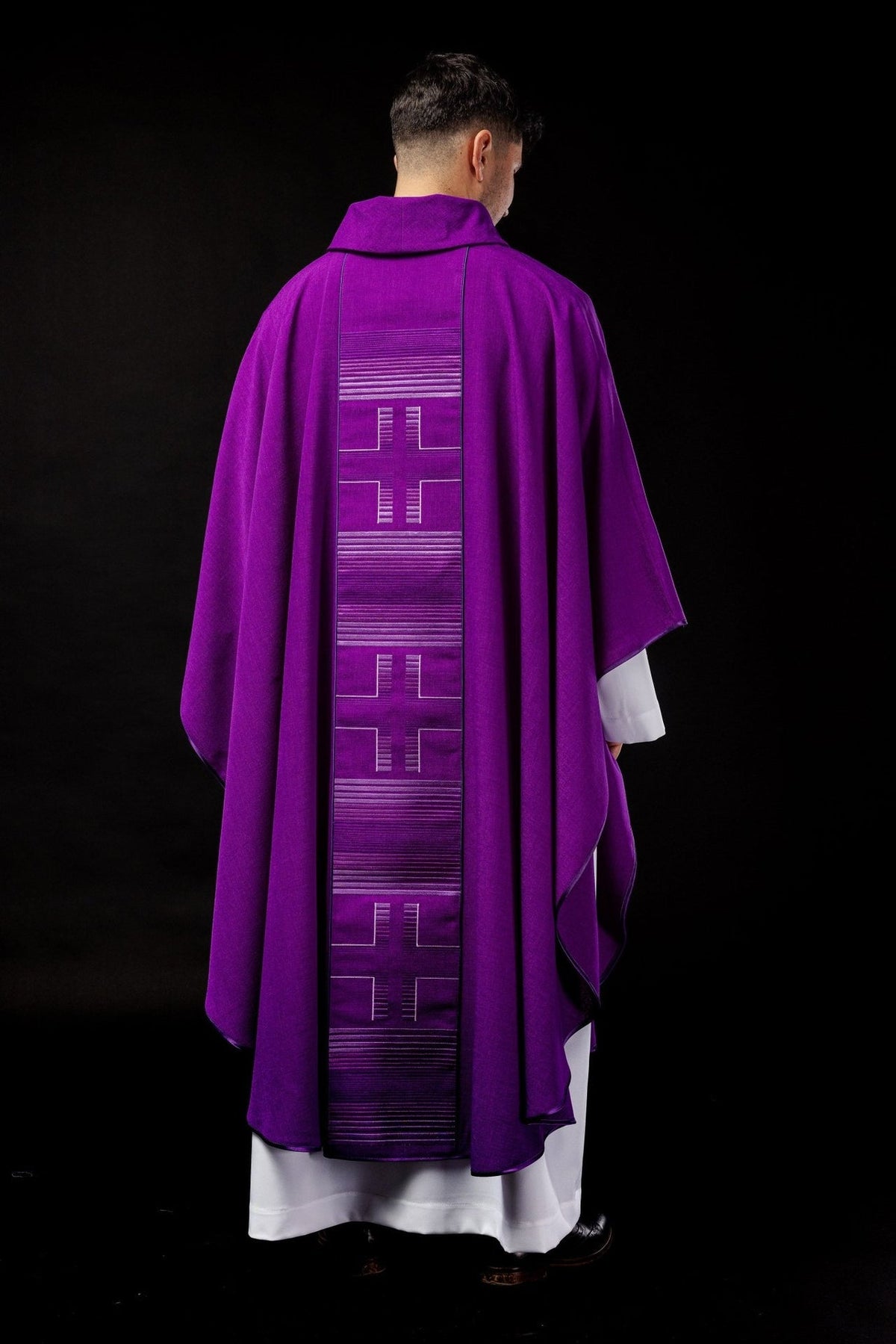 Ornat Liturgiczny Fioletowy z Haftowanymi Krzyżami - Polski Produkt - SZATYLITURGICZNE.PL