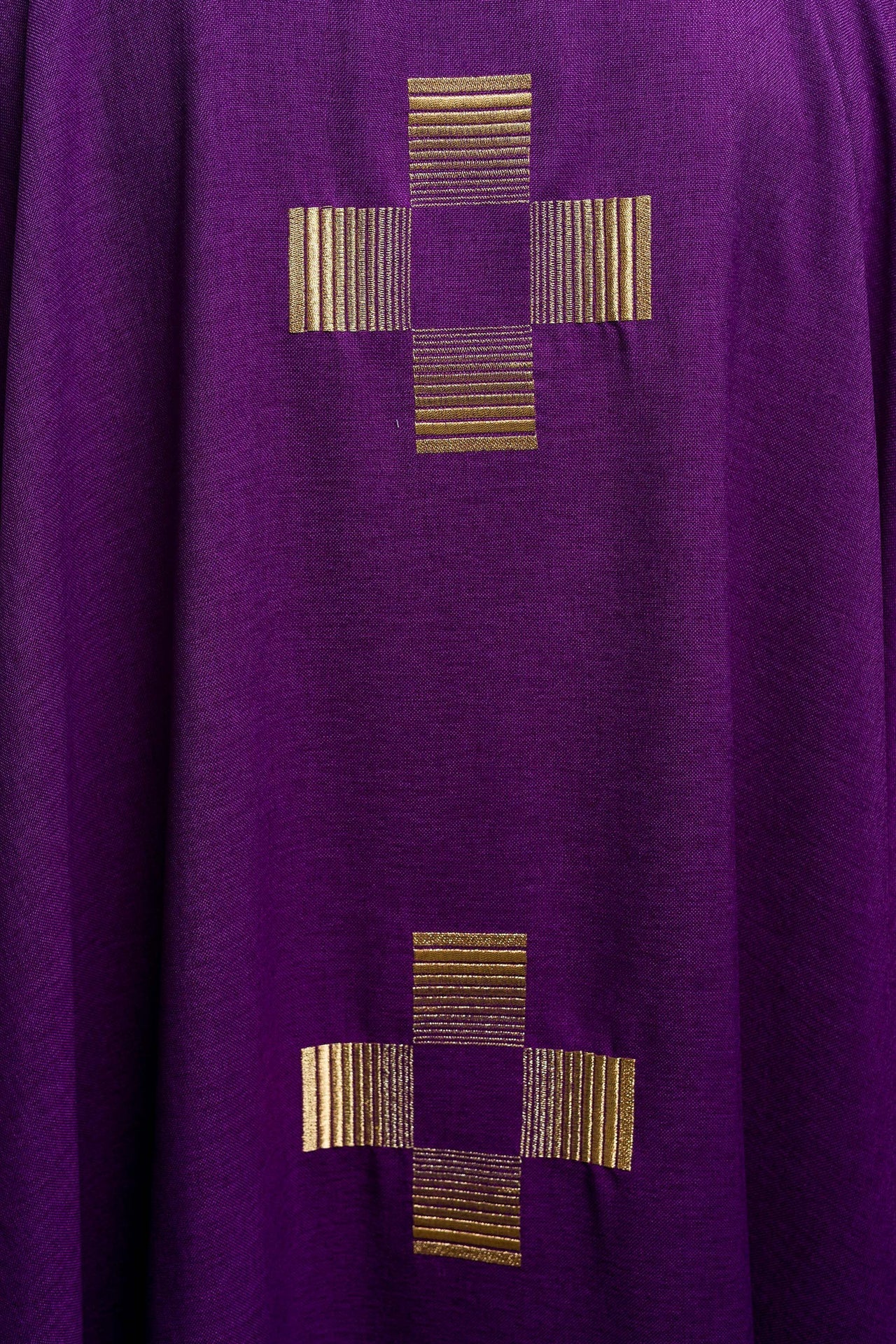 Ornat Liturgiczny Fioletowy z Haftowanymi Krzyżami Złotą Nicią - SZATYLITURGICZNE.PL