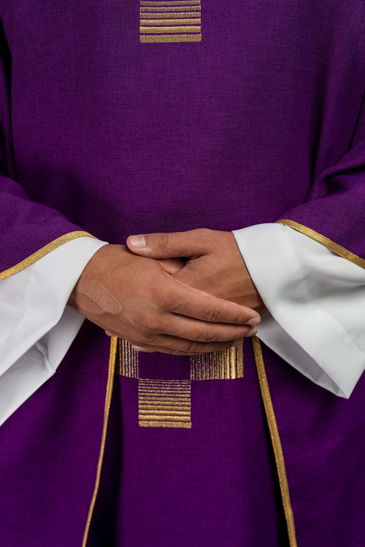 Ornat Liturgiczny Fioletowy z Haftowanymi Krzyżami Złotą Nicią - SZATYLITURGICZNE.PL