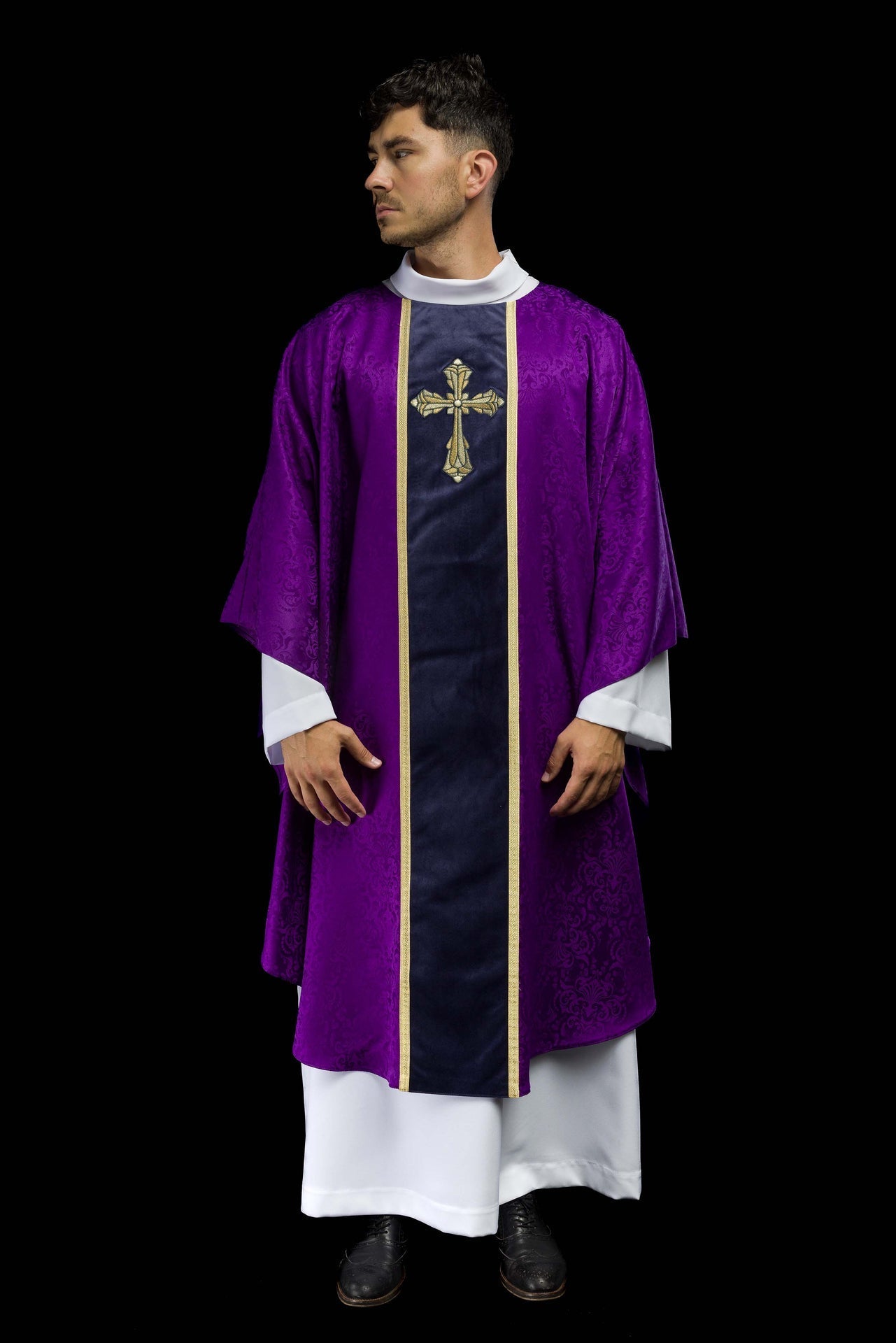 Ornat Liturgiczny Fioletowy Żakardowy z Haftem Krzyża - Adwent i Wielki Post - SZATYLITURGICZNE.PL