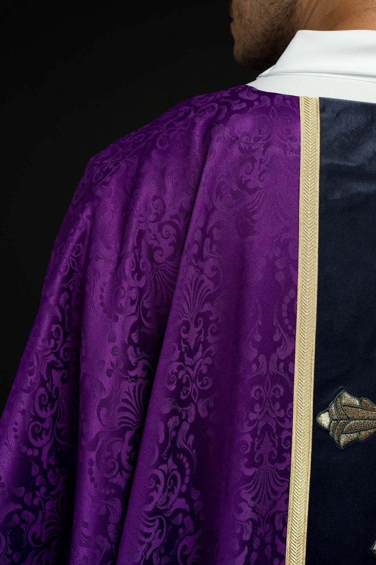 Ornat Liturgiczny Fioletowy Żakardowy z Haftem Krzyża - Adwent i Wielki Post - SZATYLITURGICZNE.PL