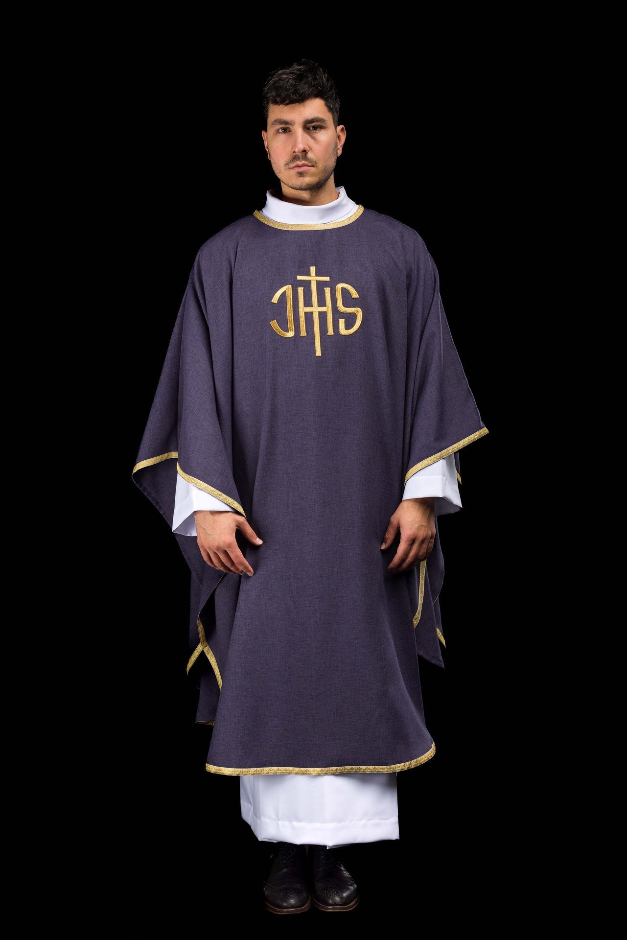 Ornat Liturgiczny Fioletowy ze Złotym Haftem IHS - Polski Produkt - SZATYLITURGICZNE.PL