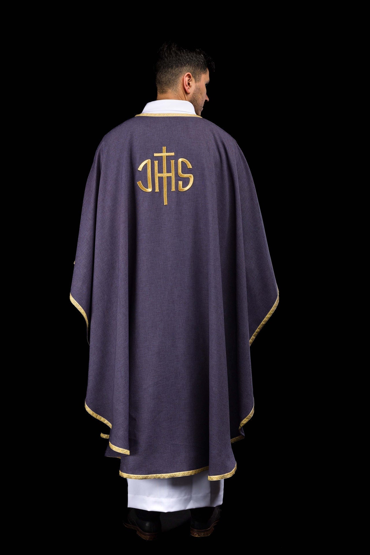 Ornat Liturgiczny Fioletowy ze Złotym Haftem IHS - Polski Produkt - SZATYLITURGICZNE.PL