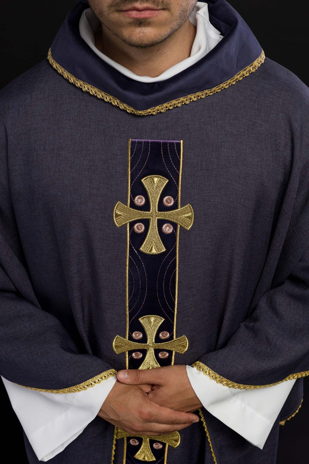 Ornat Liturgiczny Fioletowy Złote Krzyże - Haftowana Lamówka - SZATYLITURGICZNE.PL