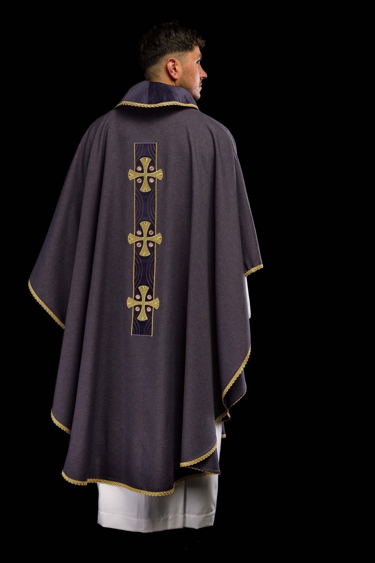 Ornat Liturgiczny Fioletowy Złote Krzyże - Haftowana Lamówka - SZATYLITURGICZNE.PL