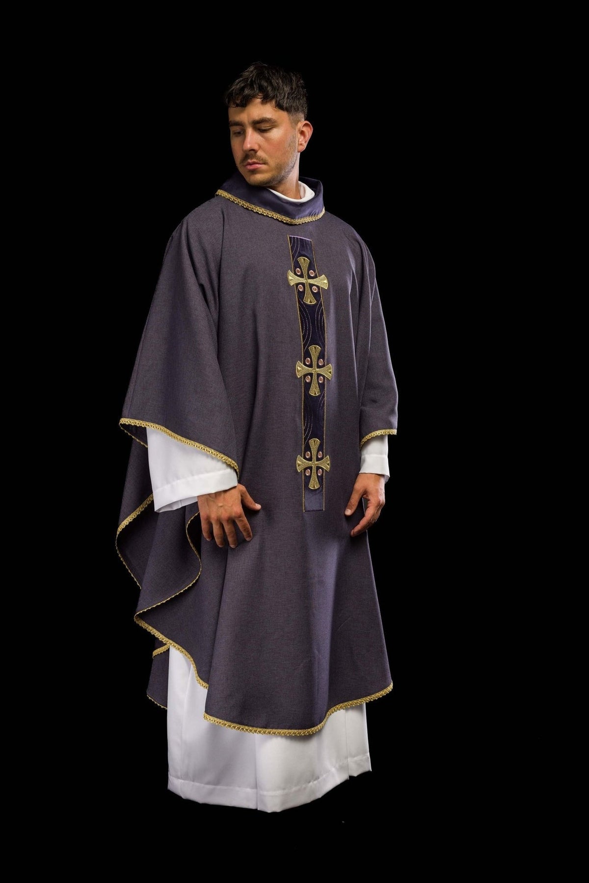 Ornat Liturgiczny Fioletowy Złote Krzyże - Haftowana Lamówka - SZATYLITURGICZNE.PL
