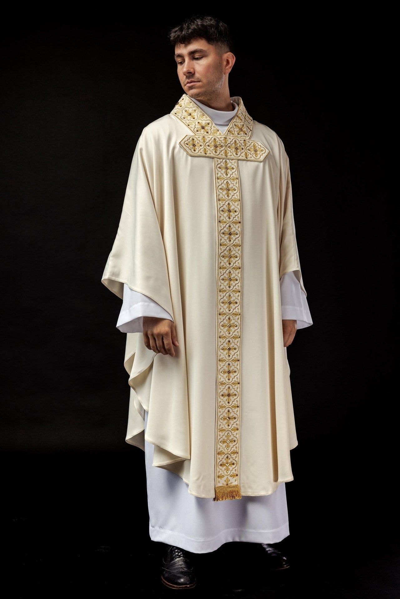Ornat Liturgiczny Haftowany Kamieniami Szlachetnymi z Wiszącym Pasem - SZATYLITURGICZNE.PL