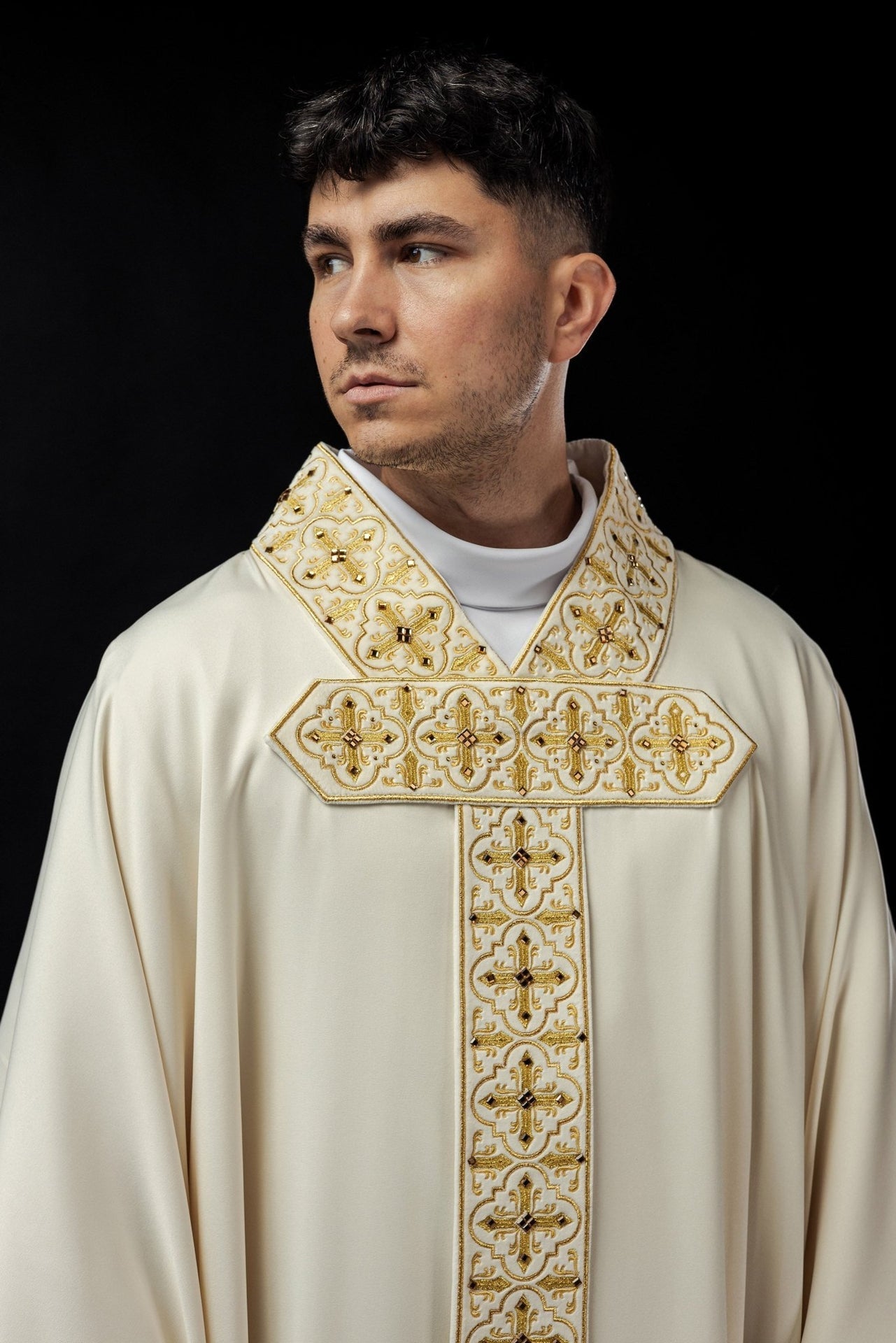 Ornat Liturgiczny Haftowany Kamieniami Szlachetnymi z Wiszącym Pasem - SZATYLITURGICZNE.PL
