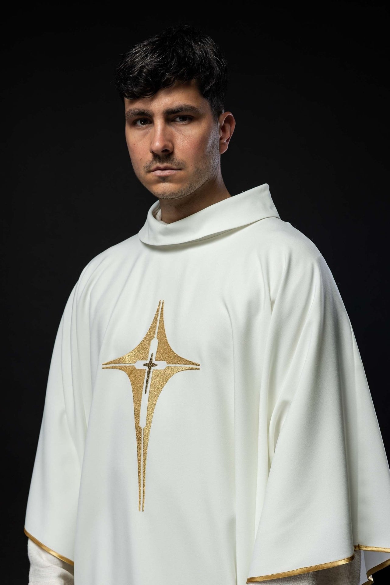 Ornat Liturgiczny Haftowany Krzyż Złota Nić - Wszystkie Kolory - SZATYLITURGICZNE.PL