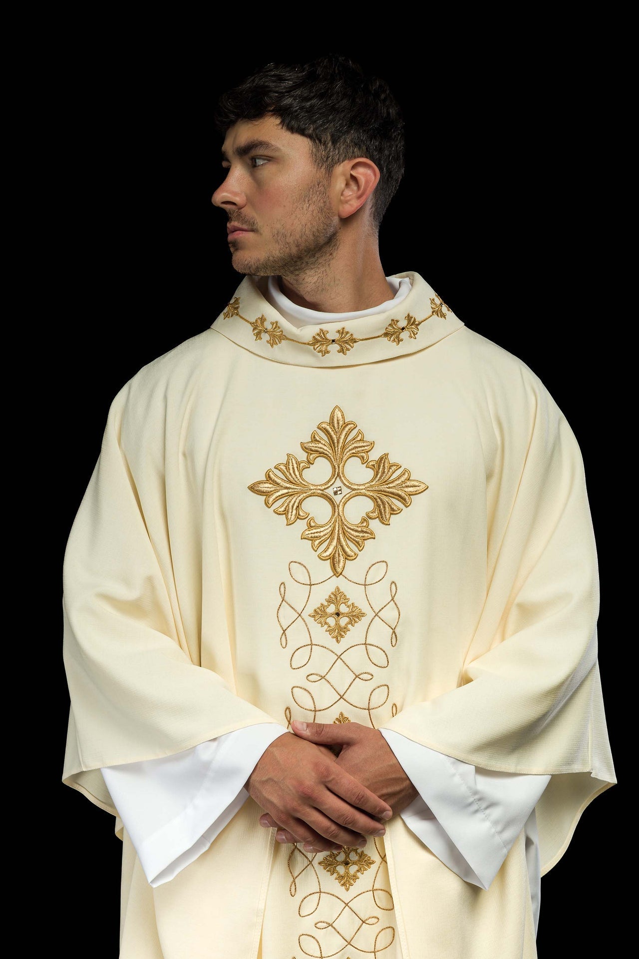 Ornat Liturgiczny Haftowany Sznurkiem i Kamieniami - Polski Producent - SZATYLITURGICZNE.PL