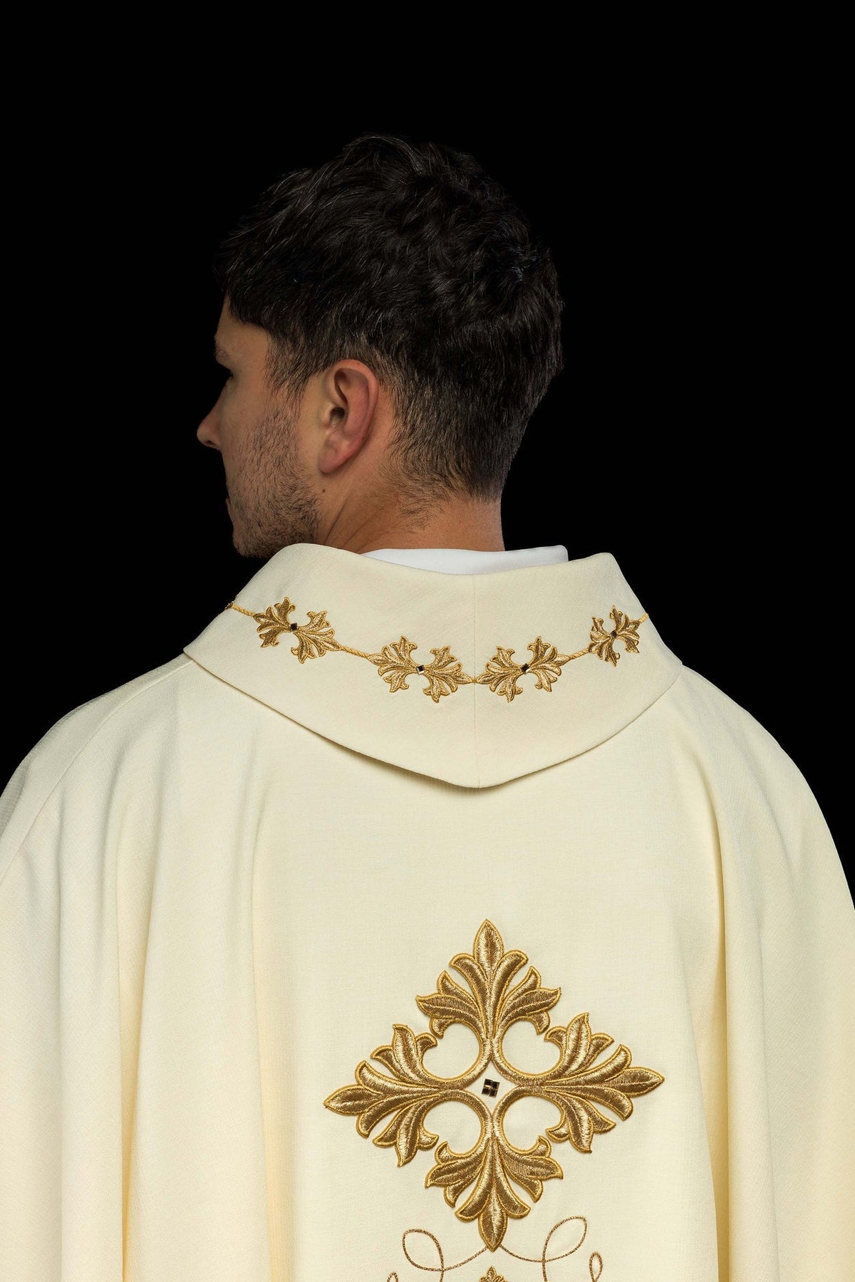 Ornat Liturgiczny Haftowany Sznurkiem i Kamieniami - Polski Producent - SZATYLITURGICZNE.PL