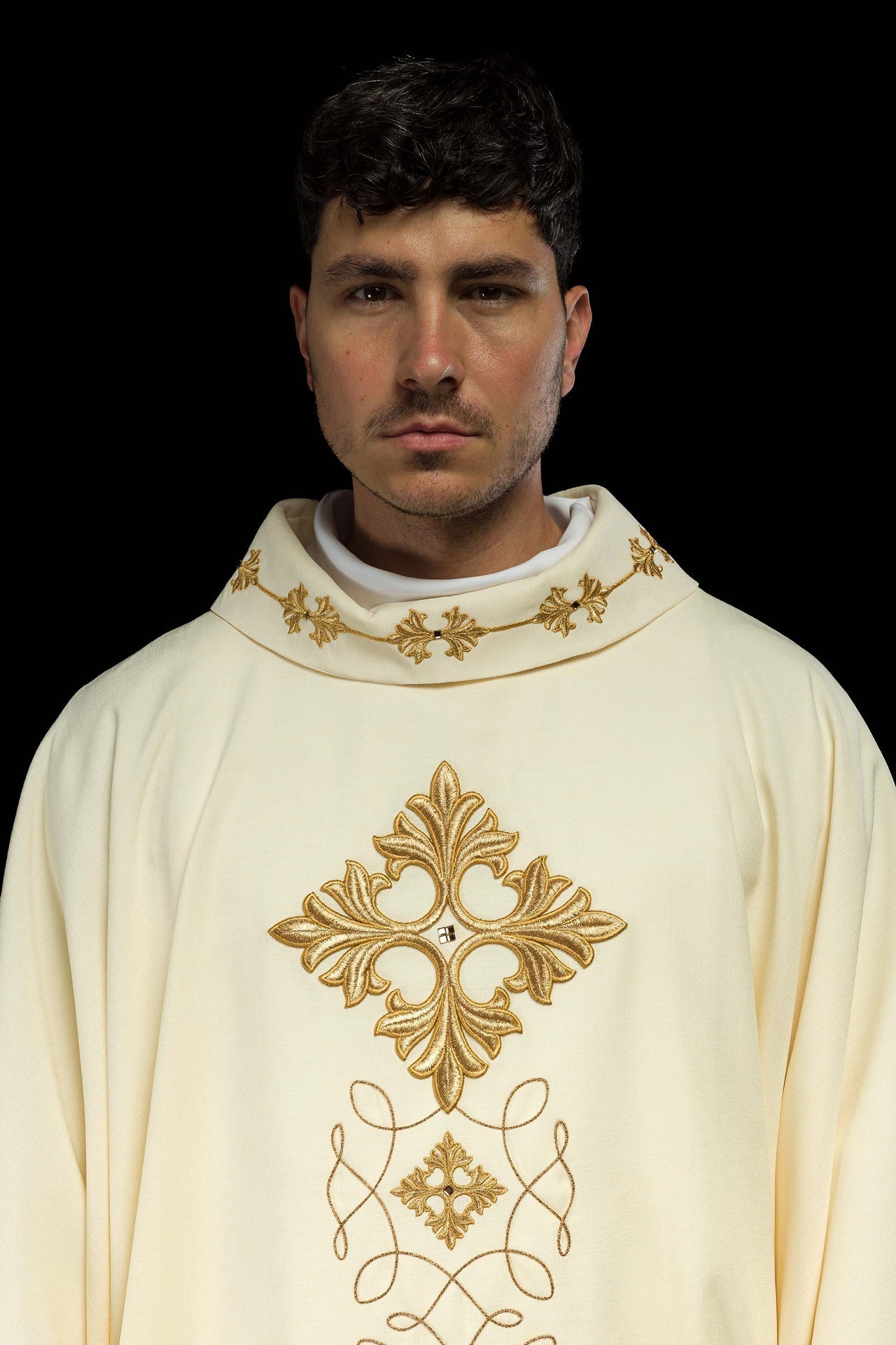 Ornat Liturgiczny Haftowany Sznurkiem i Kamieniami - Polski Producent - SZATYLITURGICZNE.PL