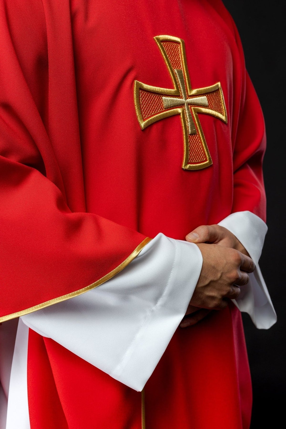 Ornat Liturgiczny IHS Czerwony Haft Krzyż Złota Lamówka - SZATYLITURGICZNE.PL